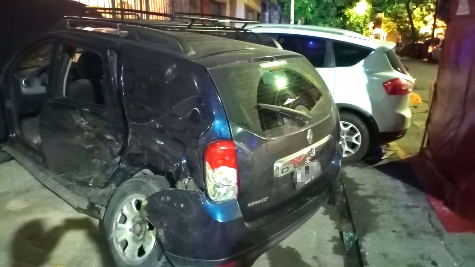 Tras la fuerte colisión, la camioneta Renault Duster y el Ford Kuga terminaron arriba de la vereda.
