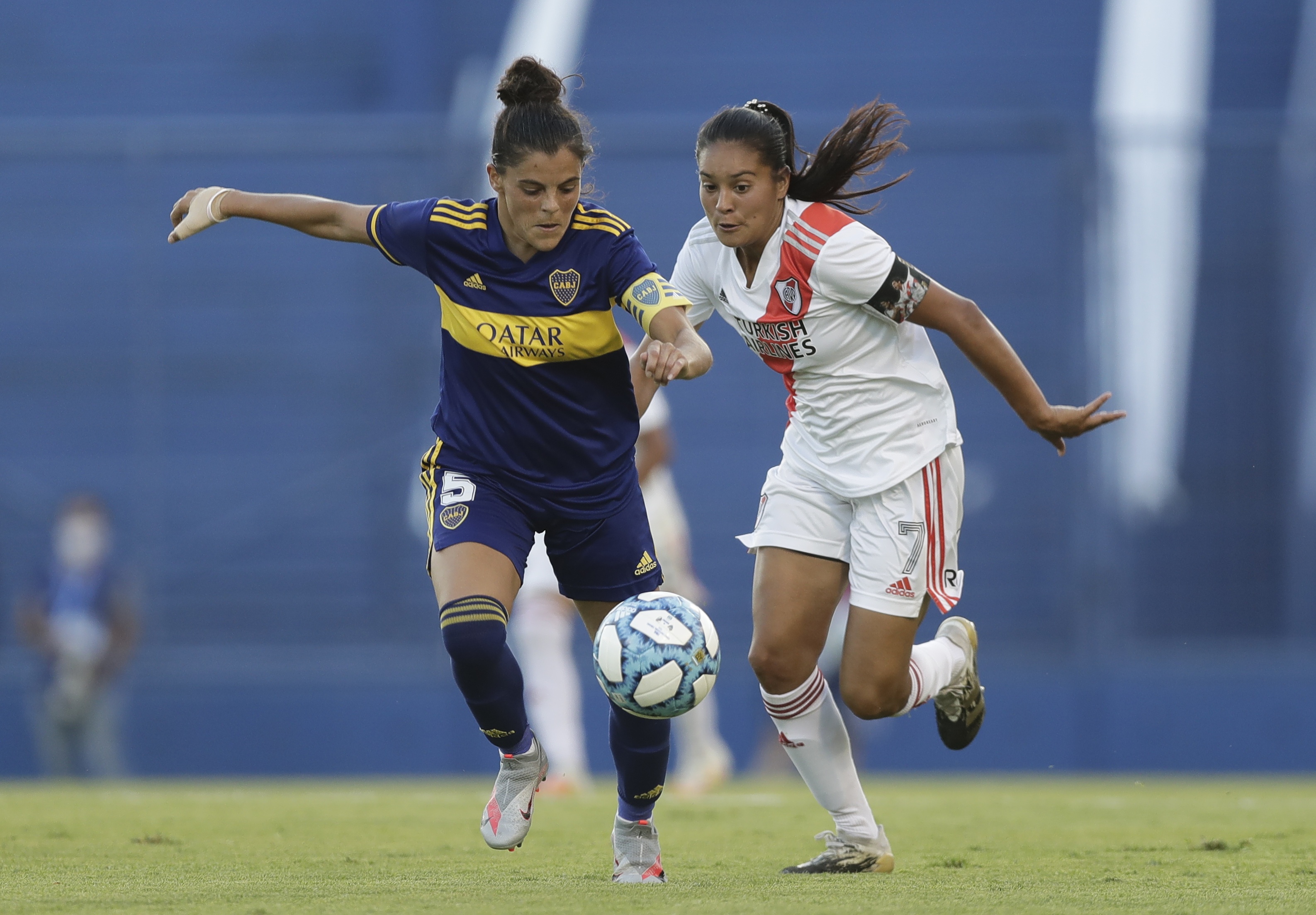 Florencia Quiñones en un Superclásico de 2021. Fue la primera en anotar un gol para el club en la era profesional (REUTERS/Juan Ignacio Roncoroni)