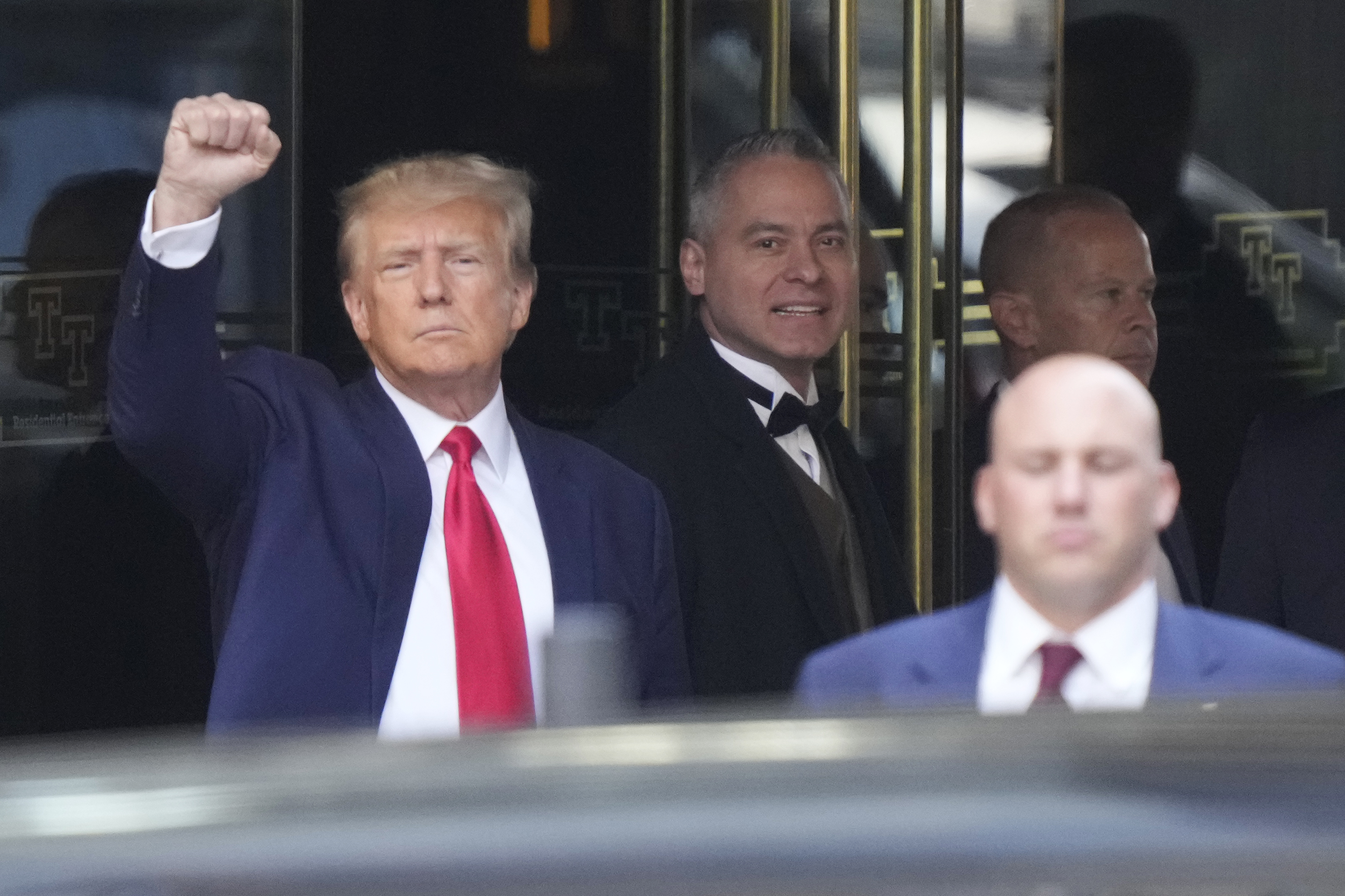 El expresidente Donald Trump sale de la Trump Tower en Nueva York, el martes 4 de abril de 2023. (Foto AP/Bryan Woolston)