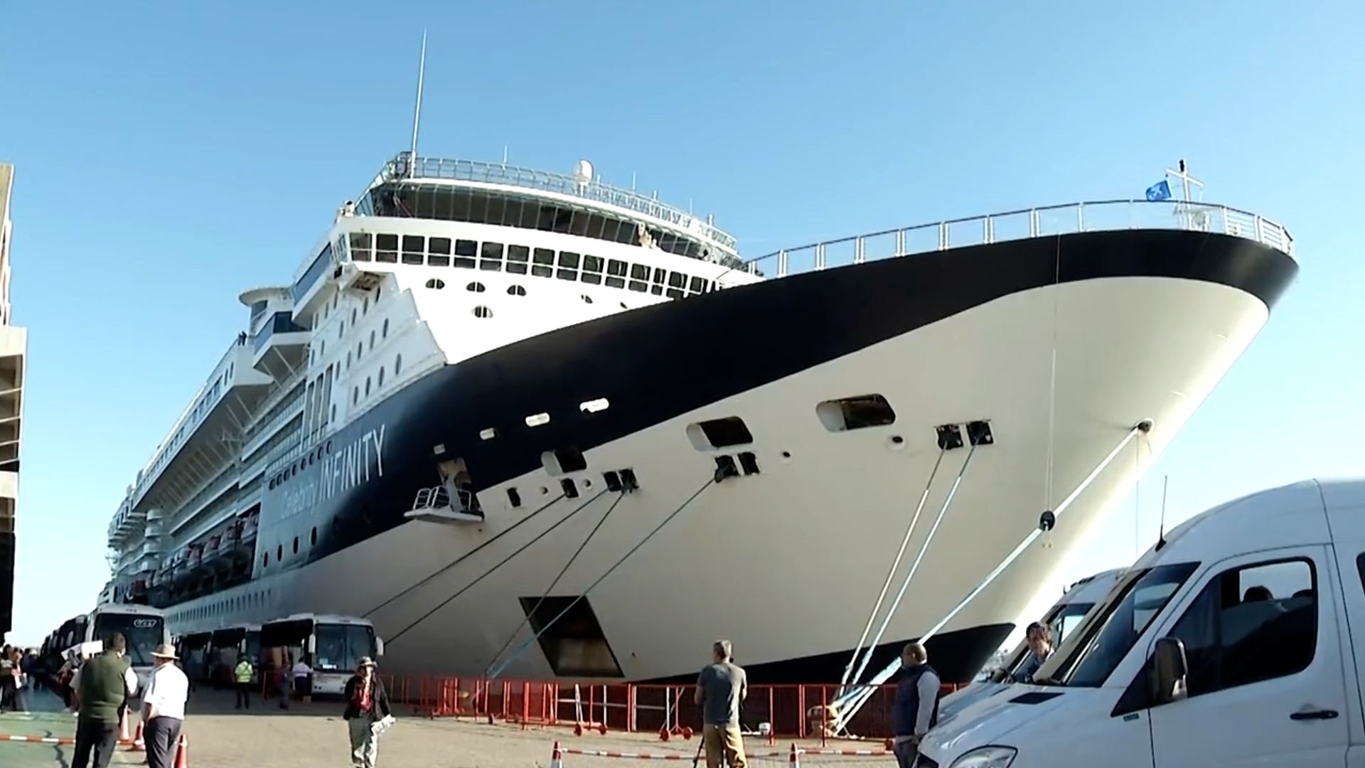 La llegada del "Celebrity Infinity" al Puerto de Montevideo