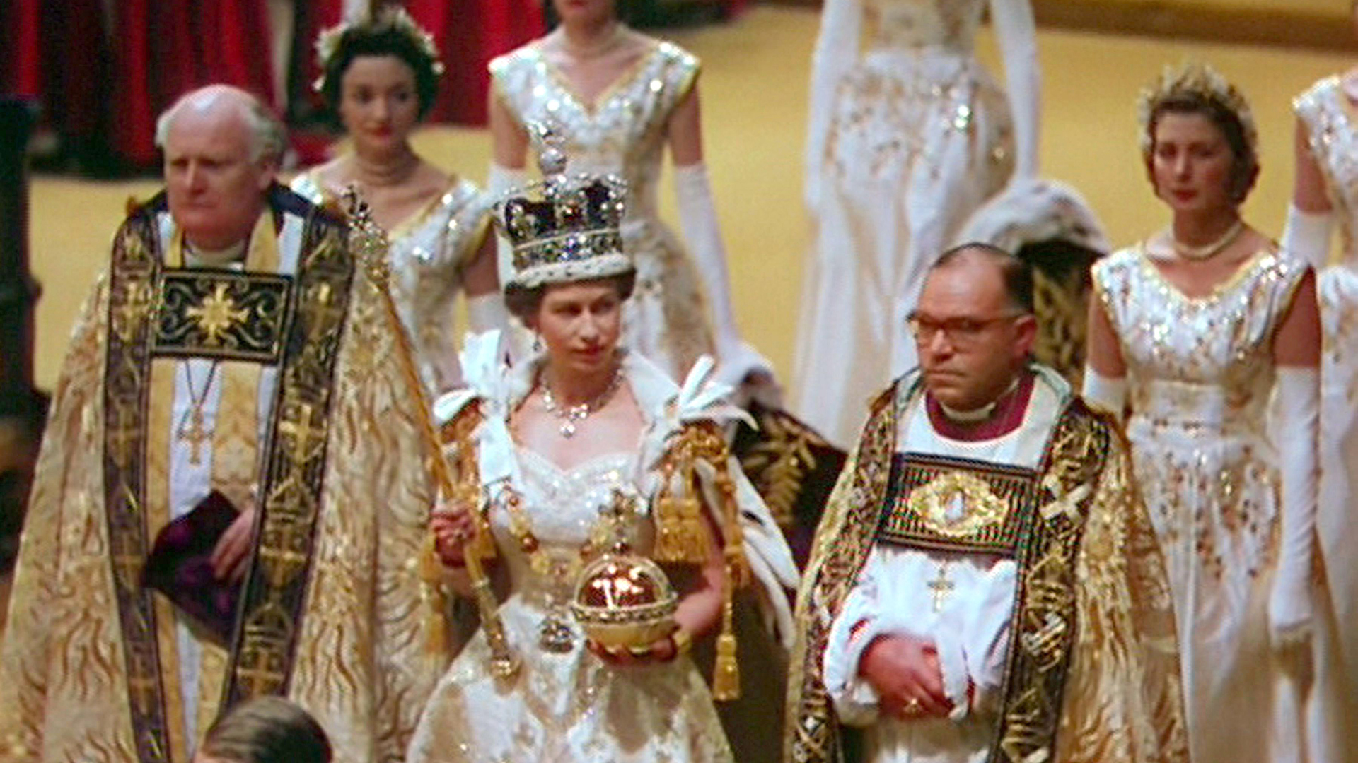 Isabel II durante su coronación en un fragmento del documental 'A Queen is Crowned'. 