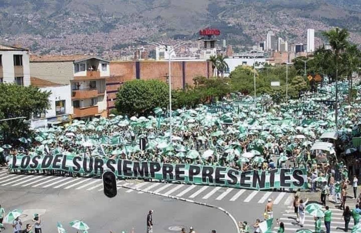 Los del Sur durante una celebración en las calles de Medellín. Twitter Los del Sur