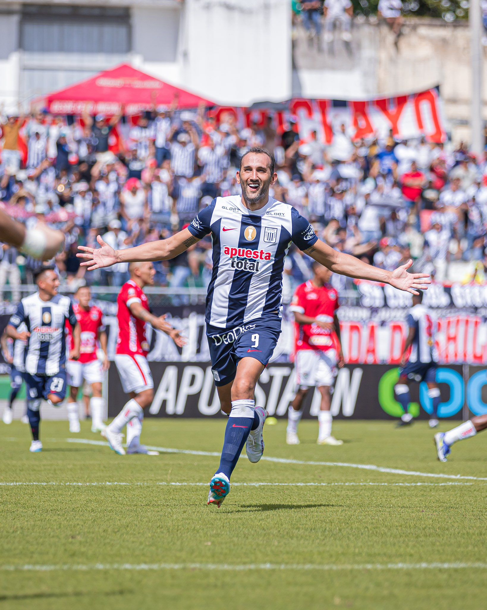 Hernán Barcos celebrando su gol en Alianza Lima vs Unión Comercio por Liga 1.