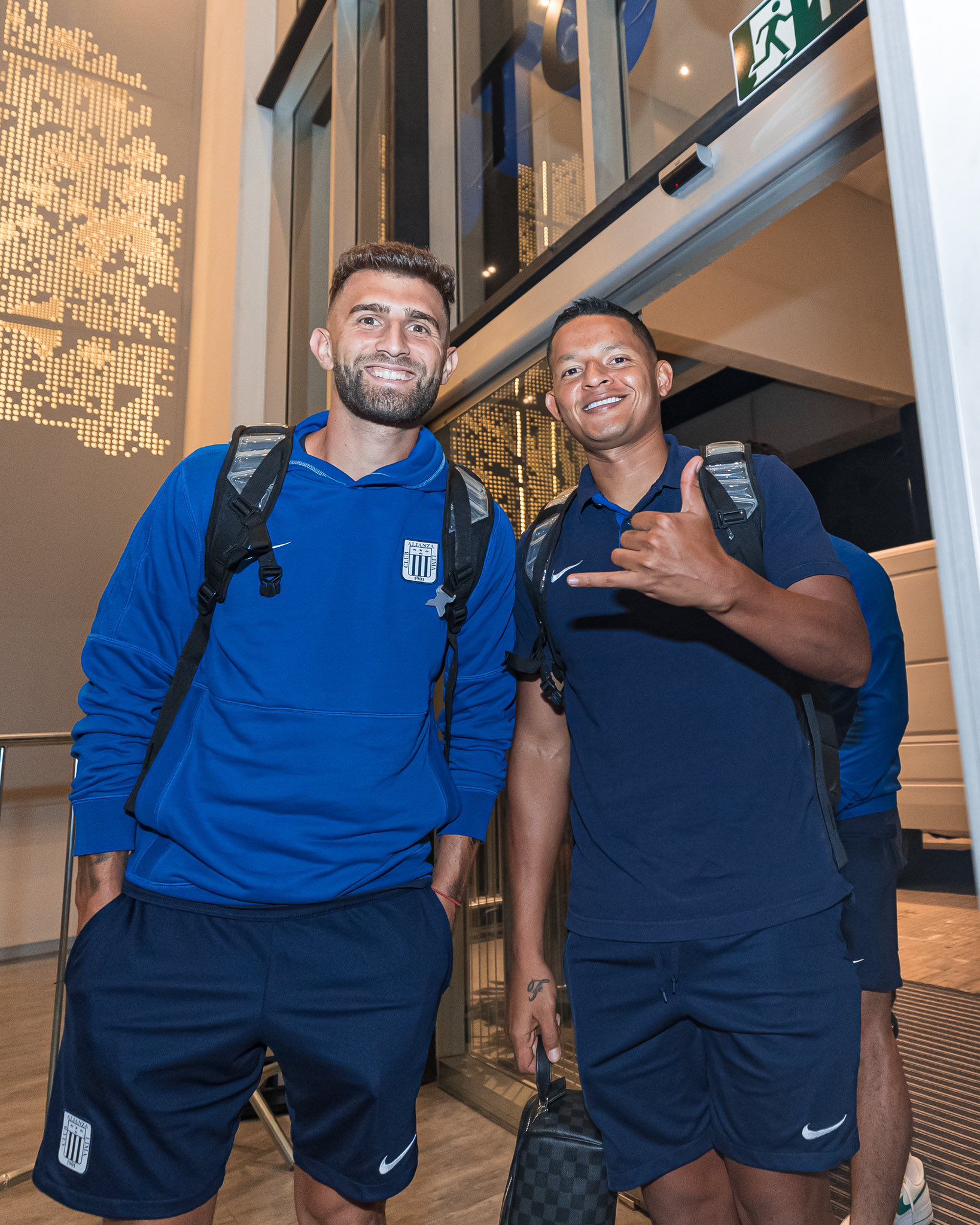 Gino Peruzzi y Yordi Vílchez en el hotel de concentración en Brasil. (Foto: Alianza Lima)