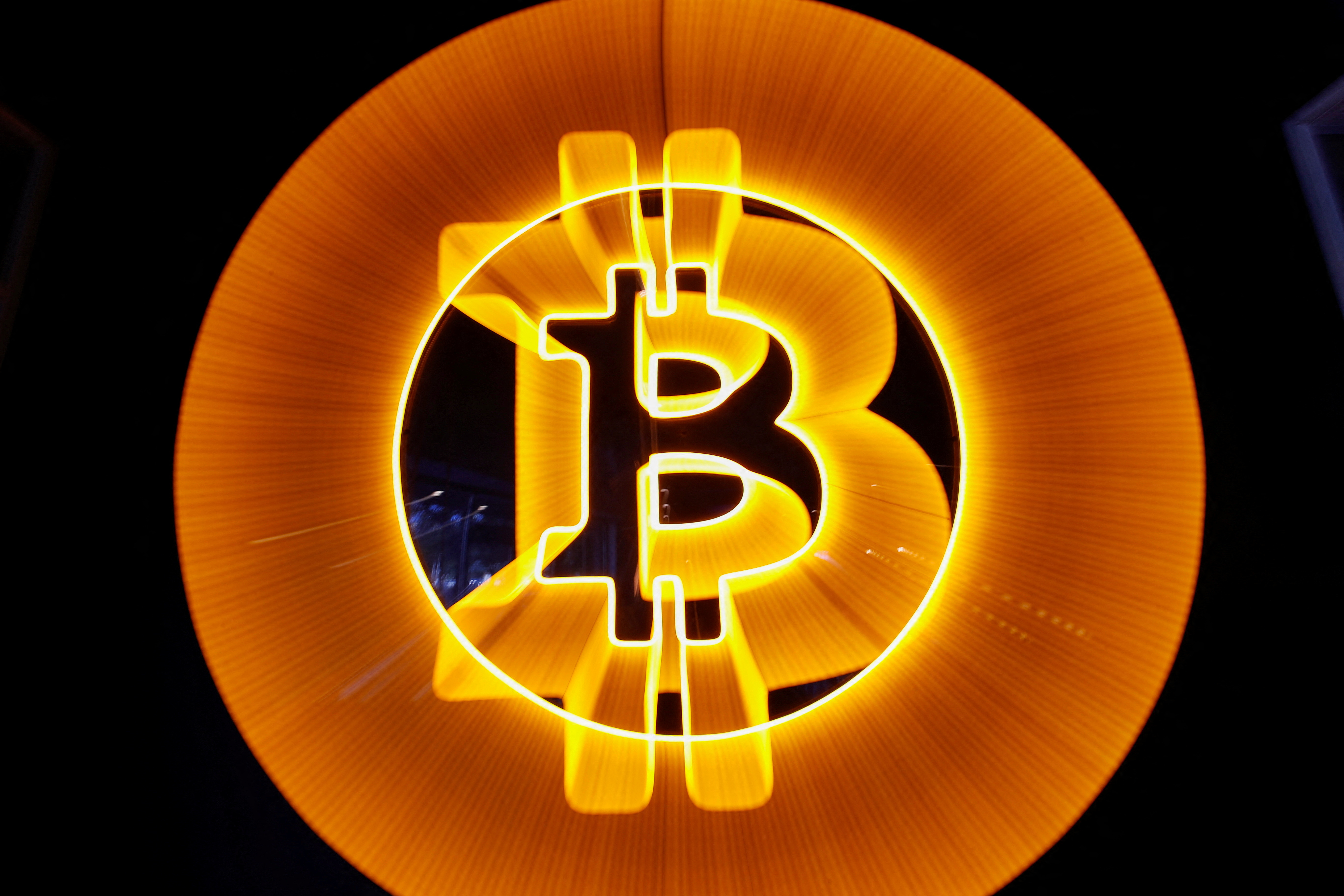 Una representación del bitcoin. (REUTERS/Agustin Marcarian)