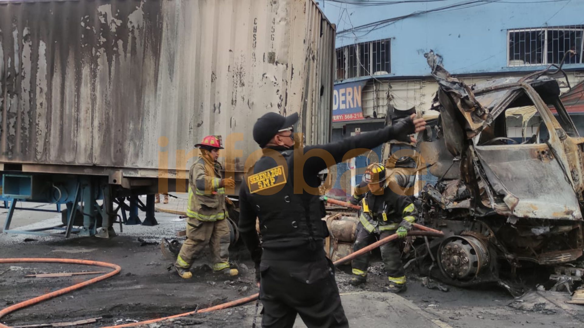 Explosión en SMP deja decenas de heridos y casas afectadas. Bomberos y policías llegaros hasta el lugar. Infobae / Marilyn Corrales.