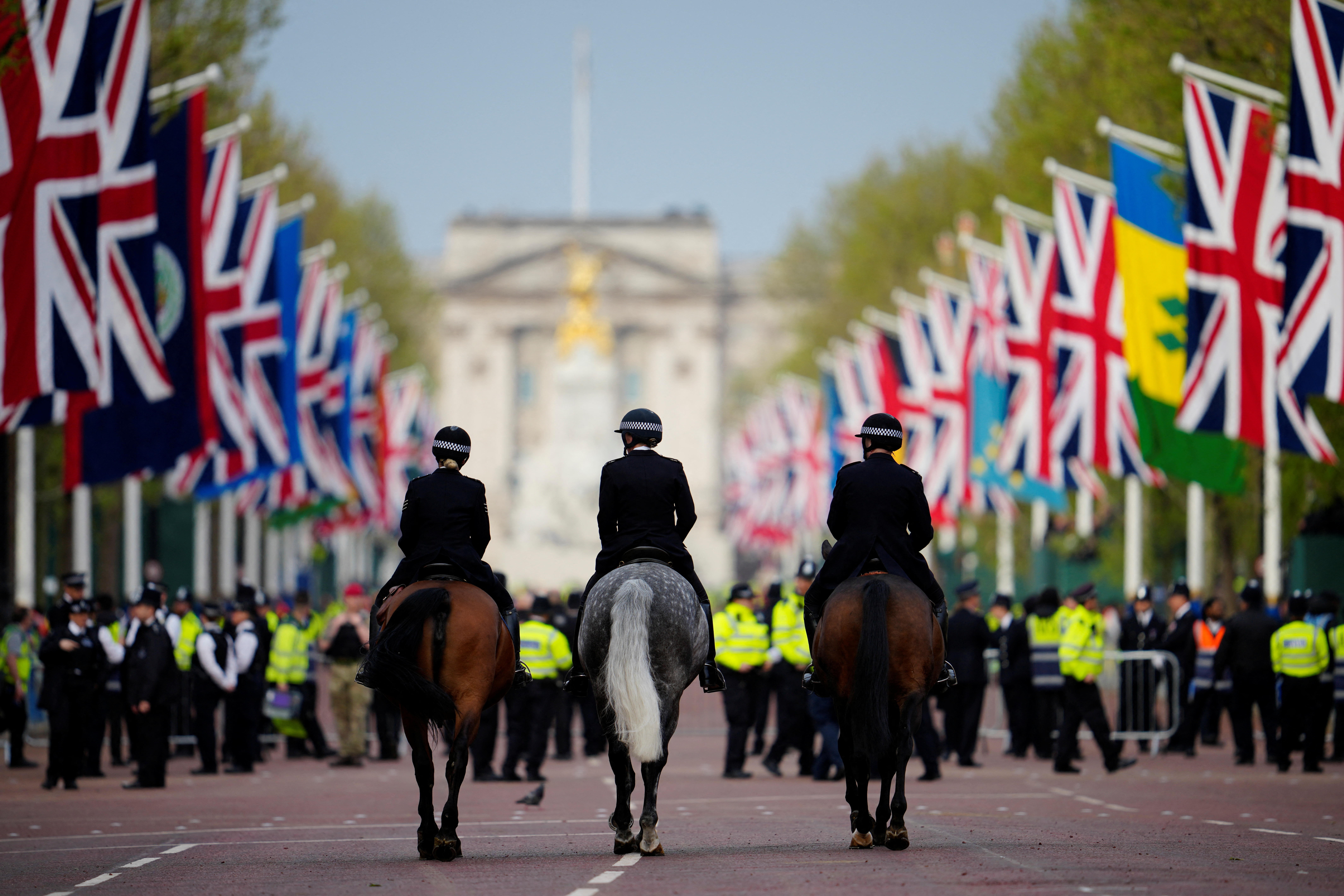 La policía monta a caballo en el Mall antes de la coronación del rey Carlos III de Gran Bretaña en Londres el sábado 6 de mayo de 2023. Jon Super/Pool vía REUTERS