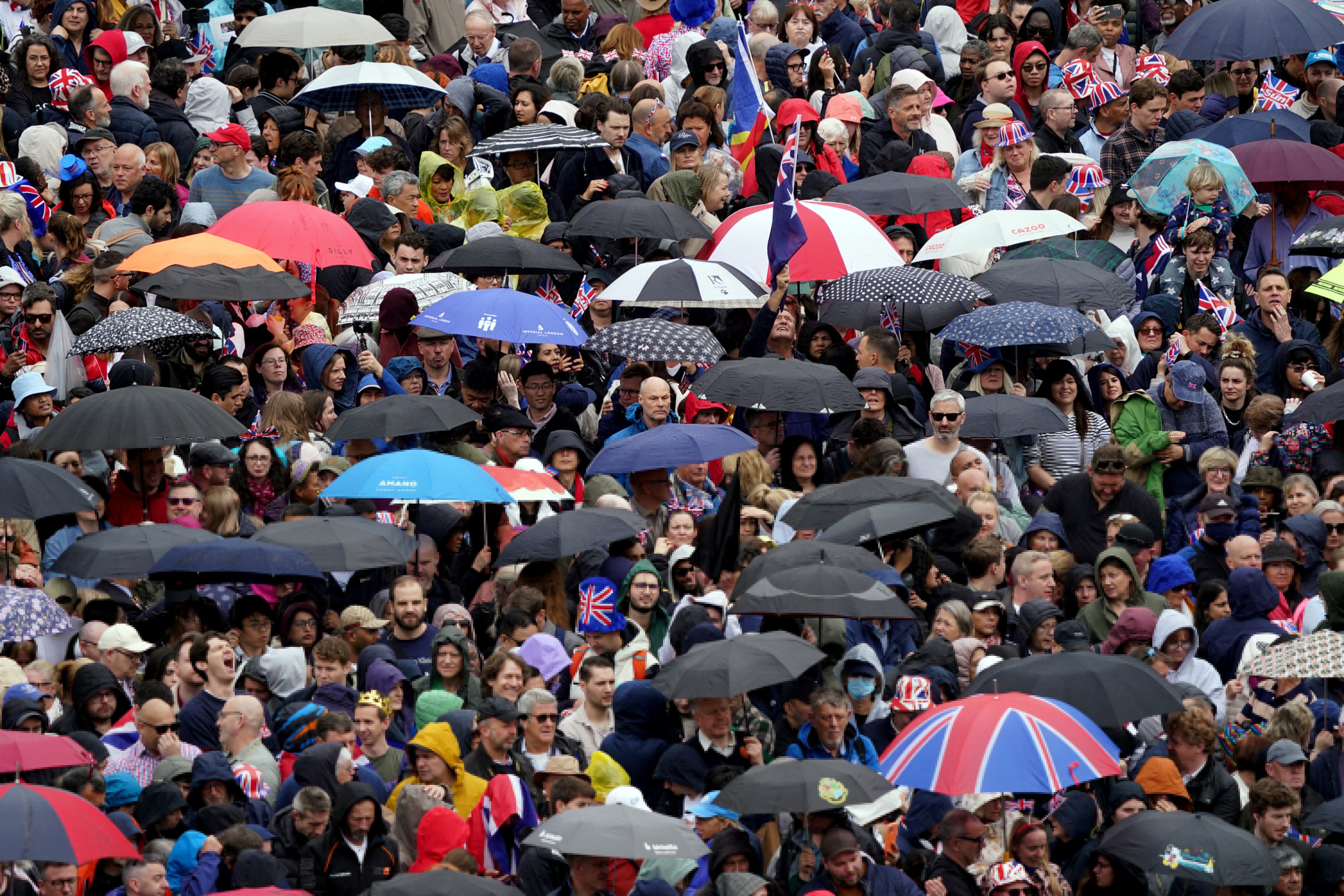 Multitudes en Trafalgar Square se refugian de la lluvia antes de la ceremonia de coronación del rey Carlos III y la reina Camilla en la Abadía de Westminster, Londres. Fecha de la imagen: sábado 6 de mayo de 2023. Gareth Fuller/Pool vía REUTERS