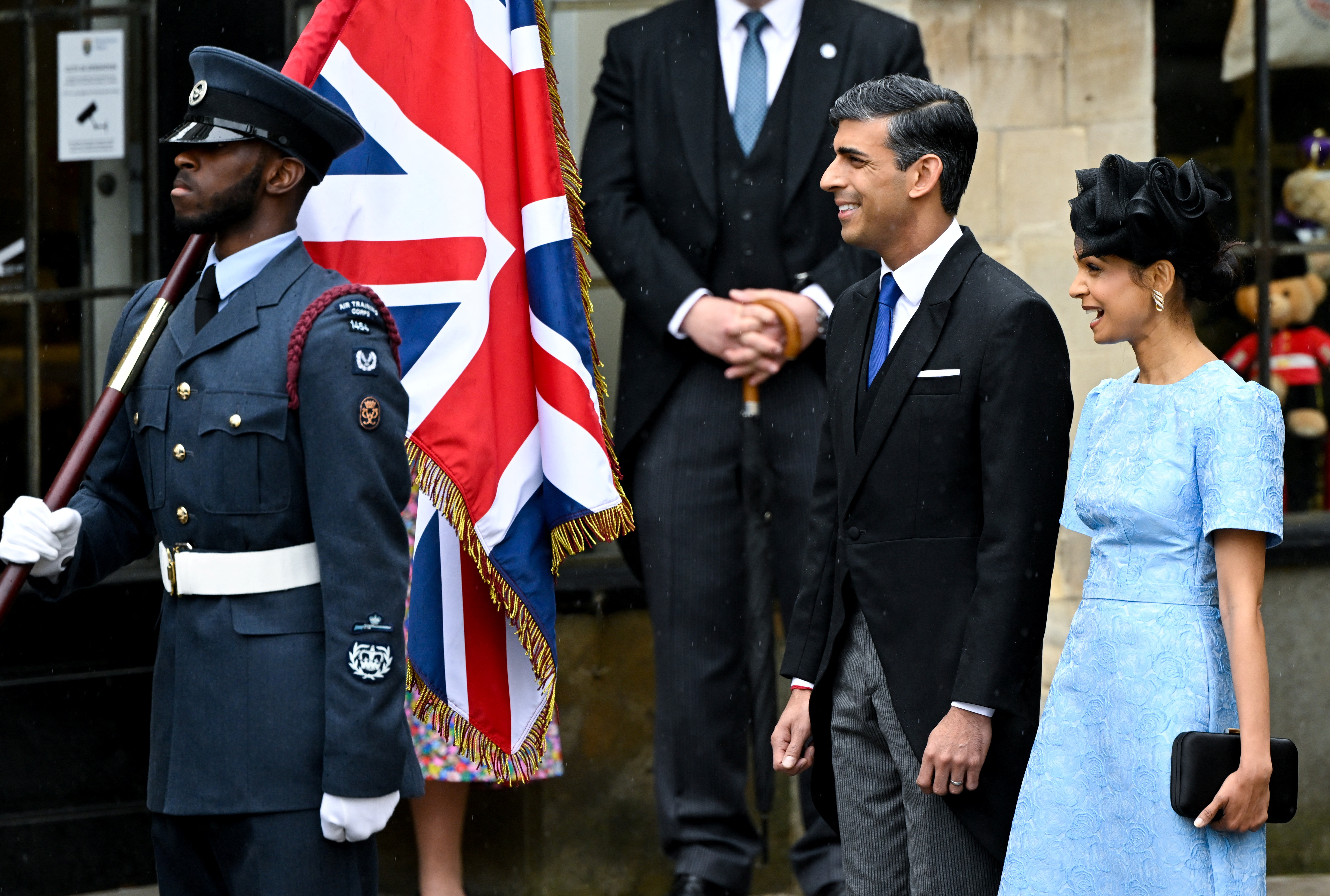 El primer ministro británico, Rishi Sunak, y su esposa Akshata Murty llegan para asistir a la ceremonia de coronación de los reyes británicos Carlos y Camila en la Abadía de Westminster, en Londres, Gran Bretaña, el 6 de mayo de 2023. REUTERS/Toby Melville/Pool