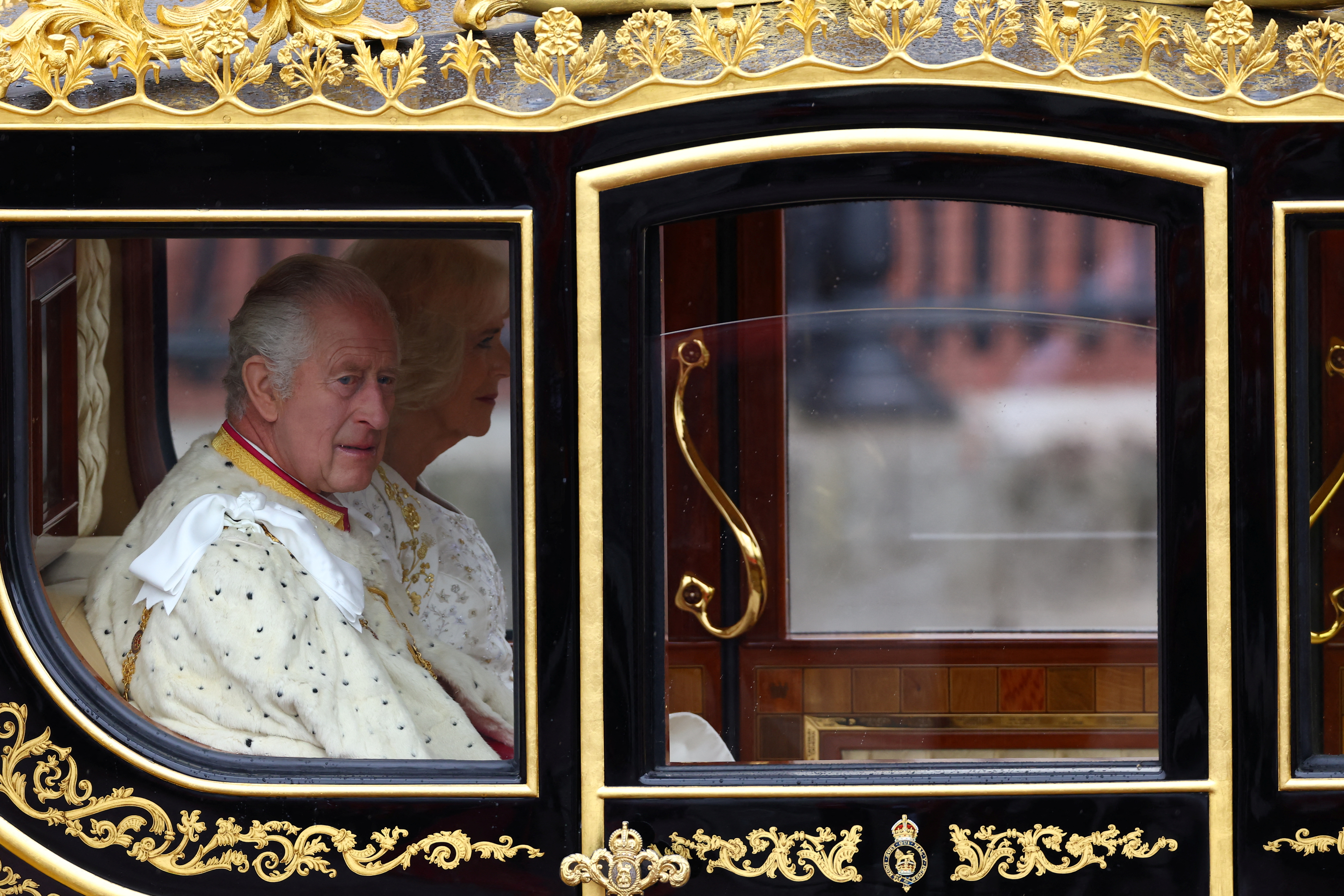 El rey Carlos de Inglaterra y la reina Camilla en el coche de Estado del Jubileo de Diamante en el Palacio de Buckingham el día de la ceremonia de coronación, en Londres, Gran Bretaña, el 6 de mayo de 2023. REUTERS/Hannah McKay