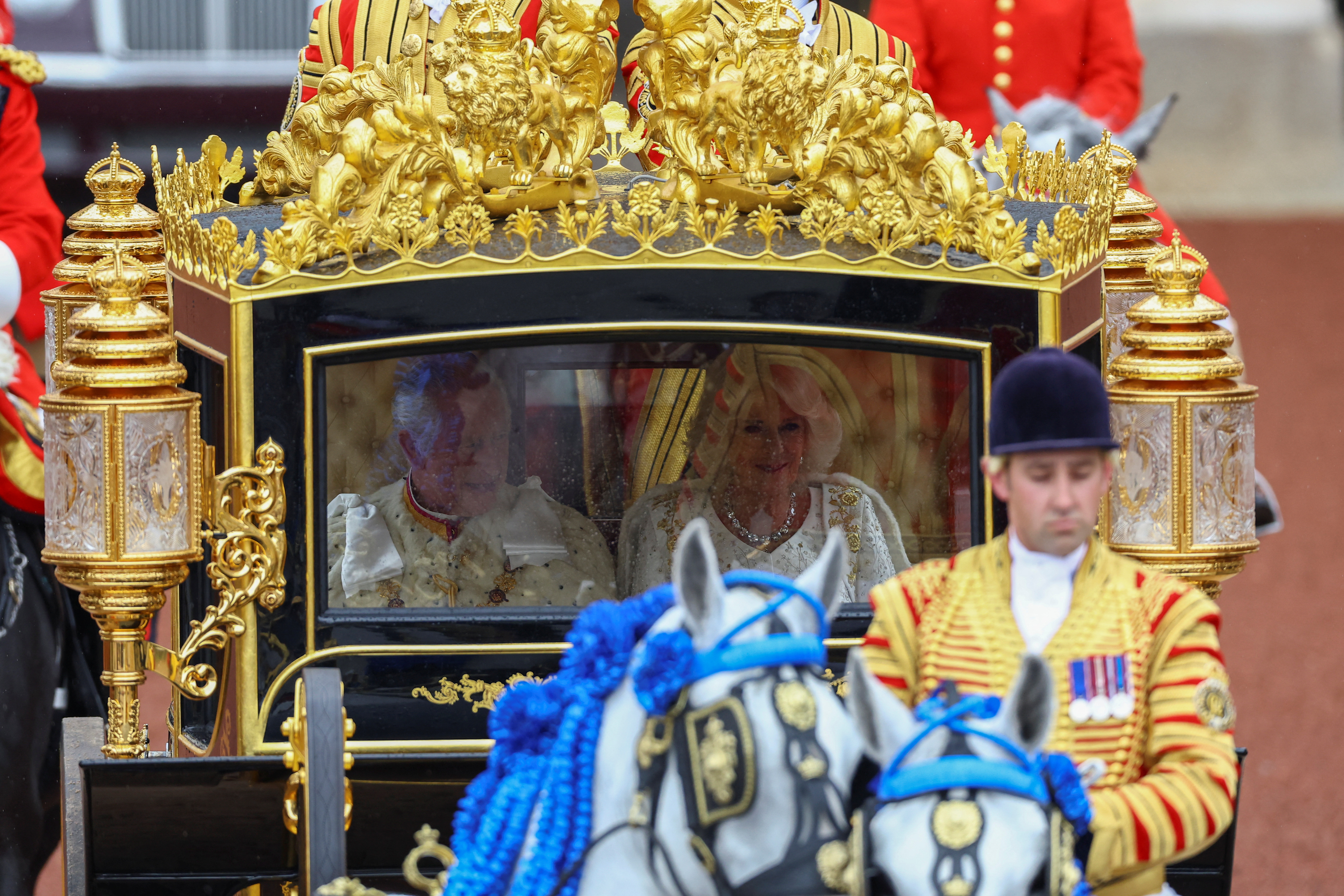 El rey Carlos de Inglaterra y la reina Camilla sentados en el coche de Estado del Jubileo de Diamante en el Palacio de Buckingham el día de la ceremonia de coronación, en Londres, Gran Bretaña, el 6 de mayo de 2023. REUTERS/Hannah McKay