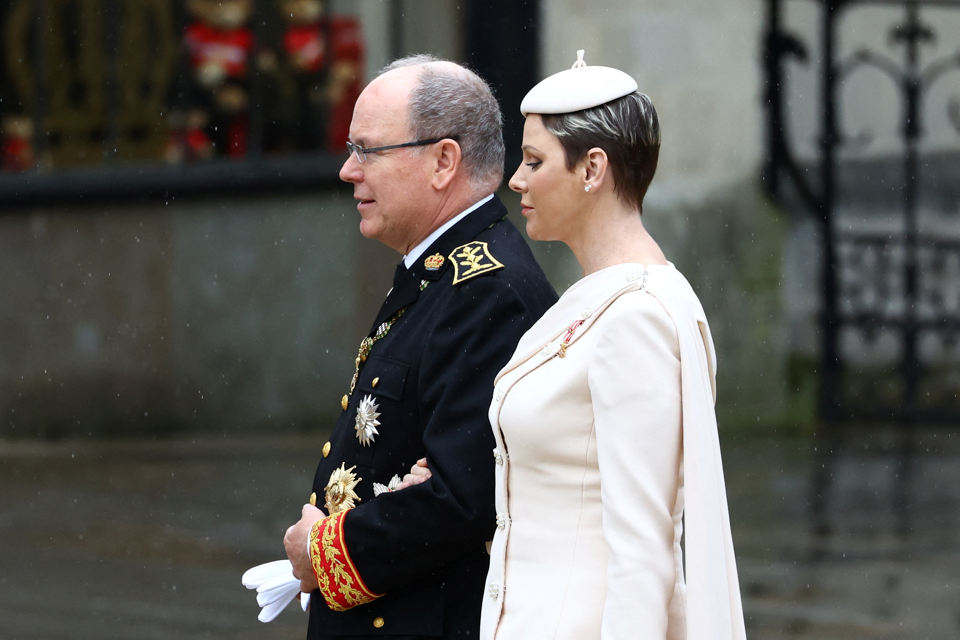El príncipe Alberto de Mónaco y la princesa Charlene caminan fuera de la Abadía de Westminster antes de la ceremonia de coronación del rey Carlos de Gran Bretaña, en Londres, Gran Bretaña 6 de mayo 2023. REUTERS/Lisi Niesner