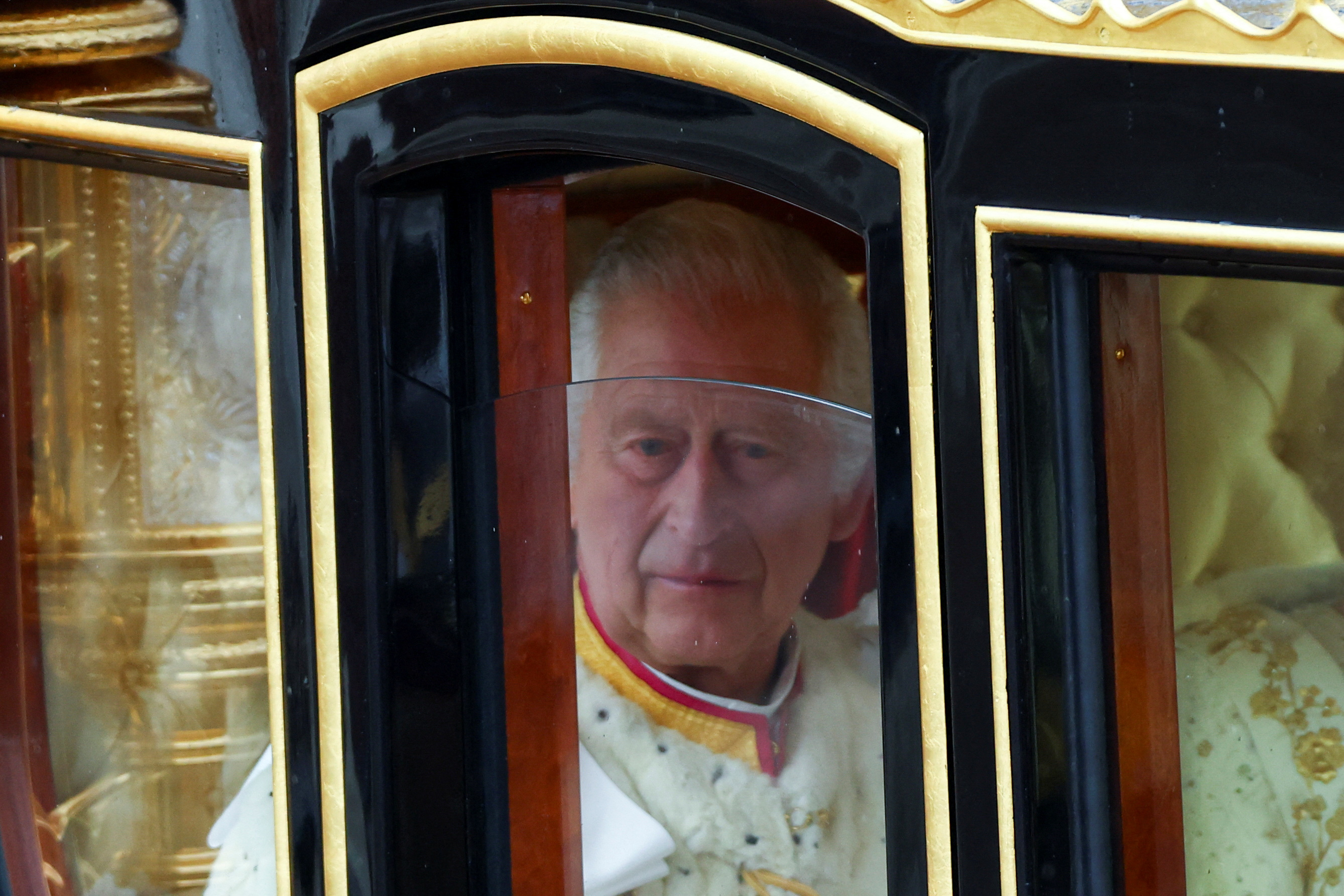 El rey Carlos de Inglaterra en la carroza de Estado del Jubileo de Diamante en el Palacio de Buckingham el día de la ceremonia de coronación, en Londres, Gran Bretaña, el 6 de mayo de 2023. REUTERS/Hannah McKay