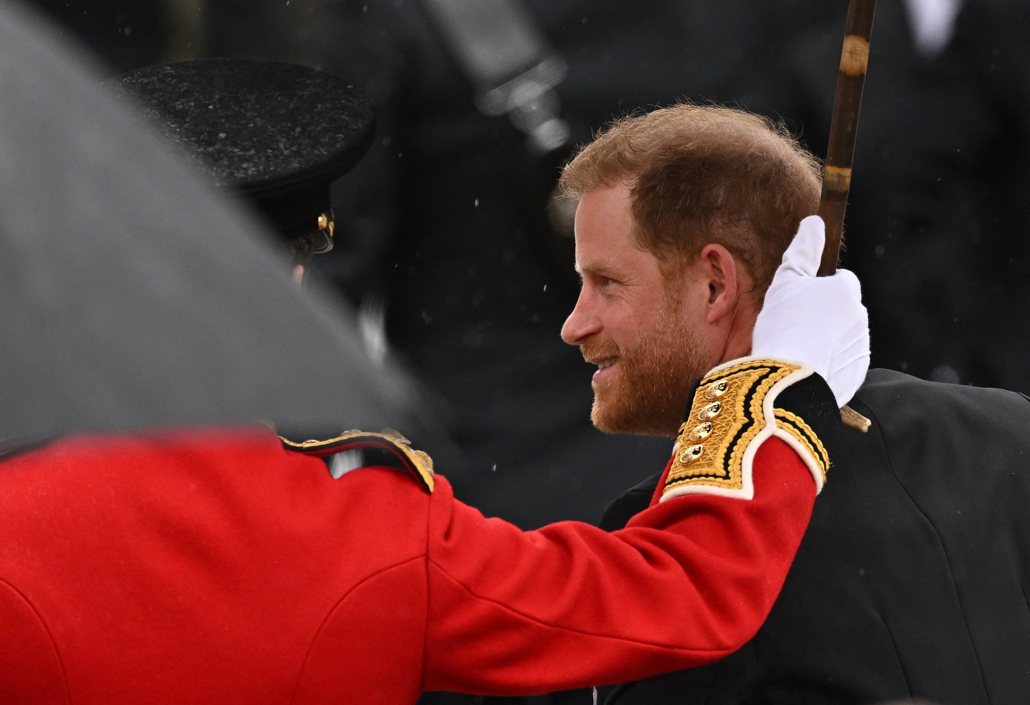 El príncipe Harry de Gran Bretaña, duque de Sussex, camina fuera de la Abadía de Westminster antes de la ceremonia de coronación del rey Carlos de Gran Bretaña, en Londres, Gran Bretaña 6 de mayo 2023. REUTERS/Dylan Martinez