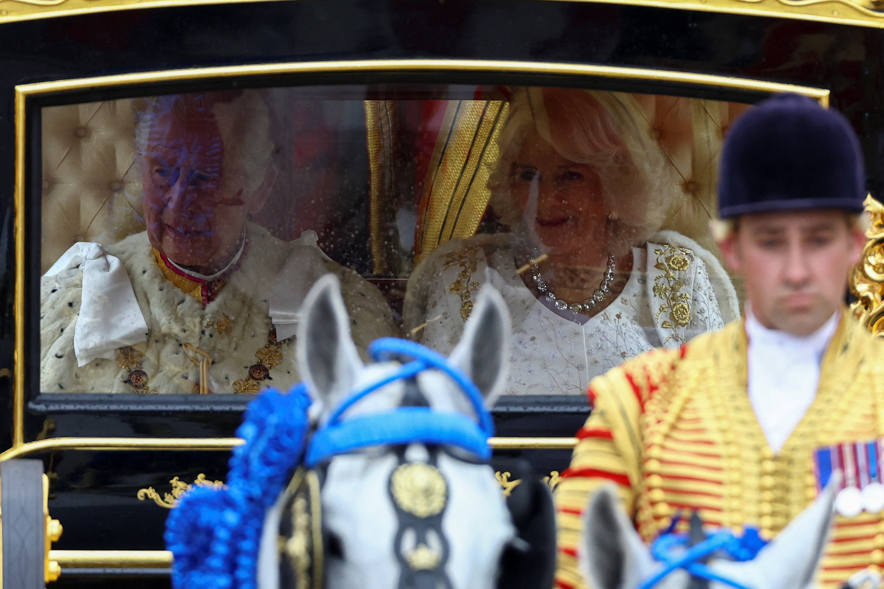 El rey Carlos de Inglaterra y la reina Camilla viajan en el carruaje de Estado del Jubileo de Diamante desde el Palacio de Buckingham hasta la Abadía de Westminster para su ceremonia de coronación en Londres, Gran Bretaña, el 6 de mayo de 2023. REUTERS/Hannah McKay