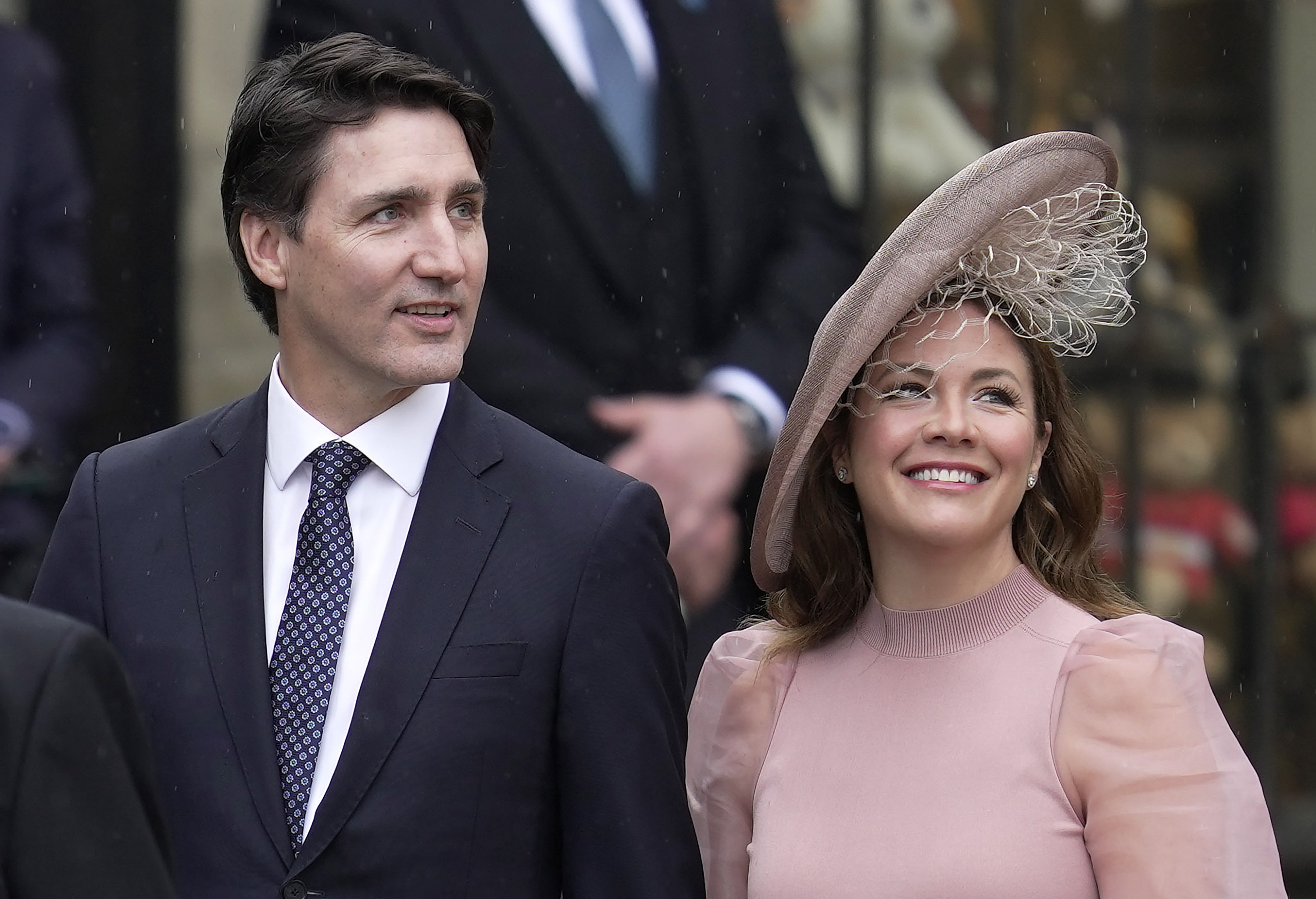 El primer ministro canadiense, Justin Trudeau, y Sophie Trudeau llegan a la Abadía de Westminster antes de la ceremonia de coronación del rey británico Carlos III en Londres el sábado 6 de mayo de 2023. (AP Photo/Kin Cheung)