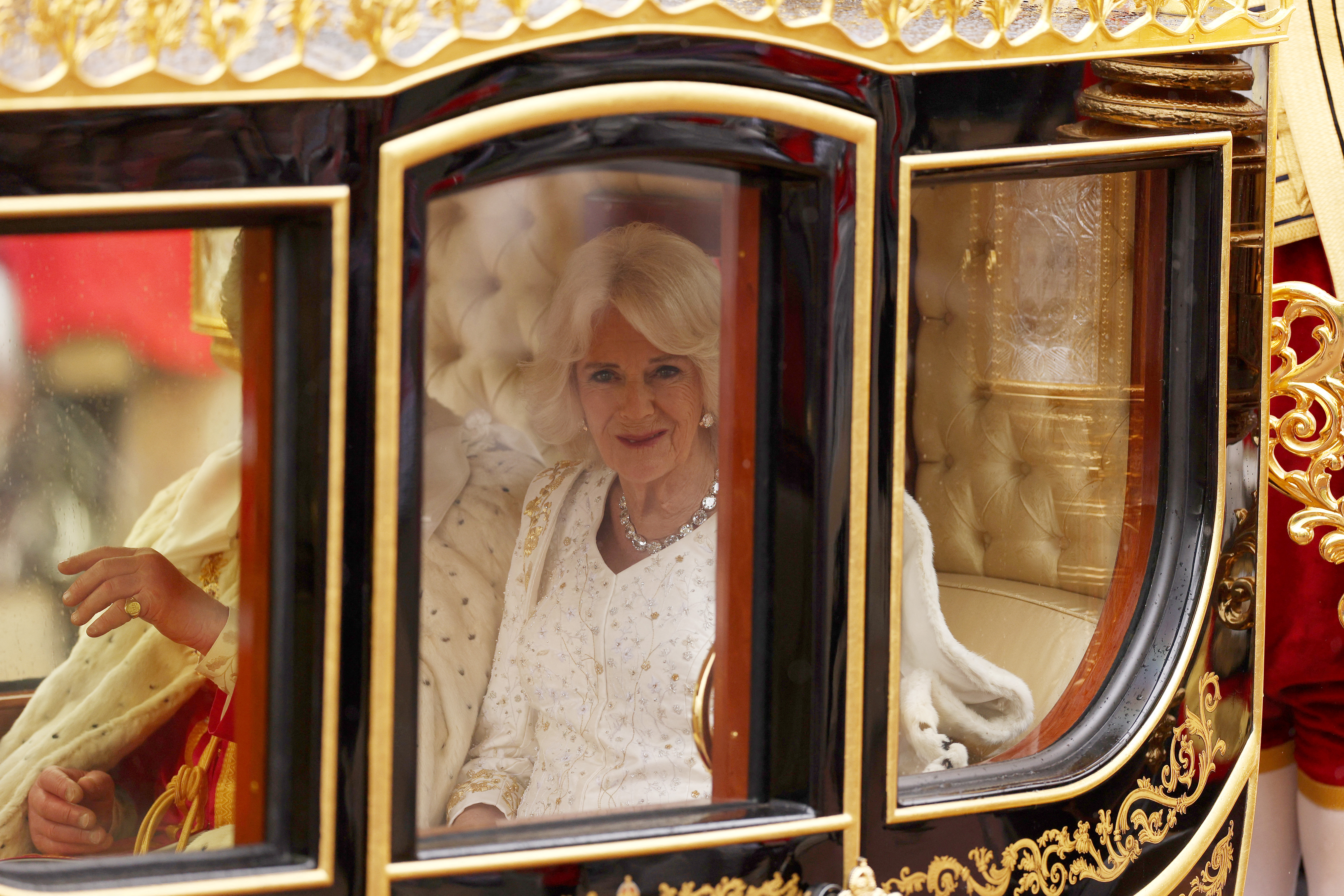 El rey Carlos III de Gran Bretaña y la reina consorte Camilla viajan en la Carroza de Estado de Diamantes, en la "Procesión del Rey", un recorrido de dos kilómetros desde el palacio de Buckingham hasta la abadía de Westminster, en el centro de Londres, el 6 de mayo de 2023, antes de sus coronaciones. (Foto de Richard Heathcote / POOL / AFP)