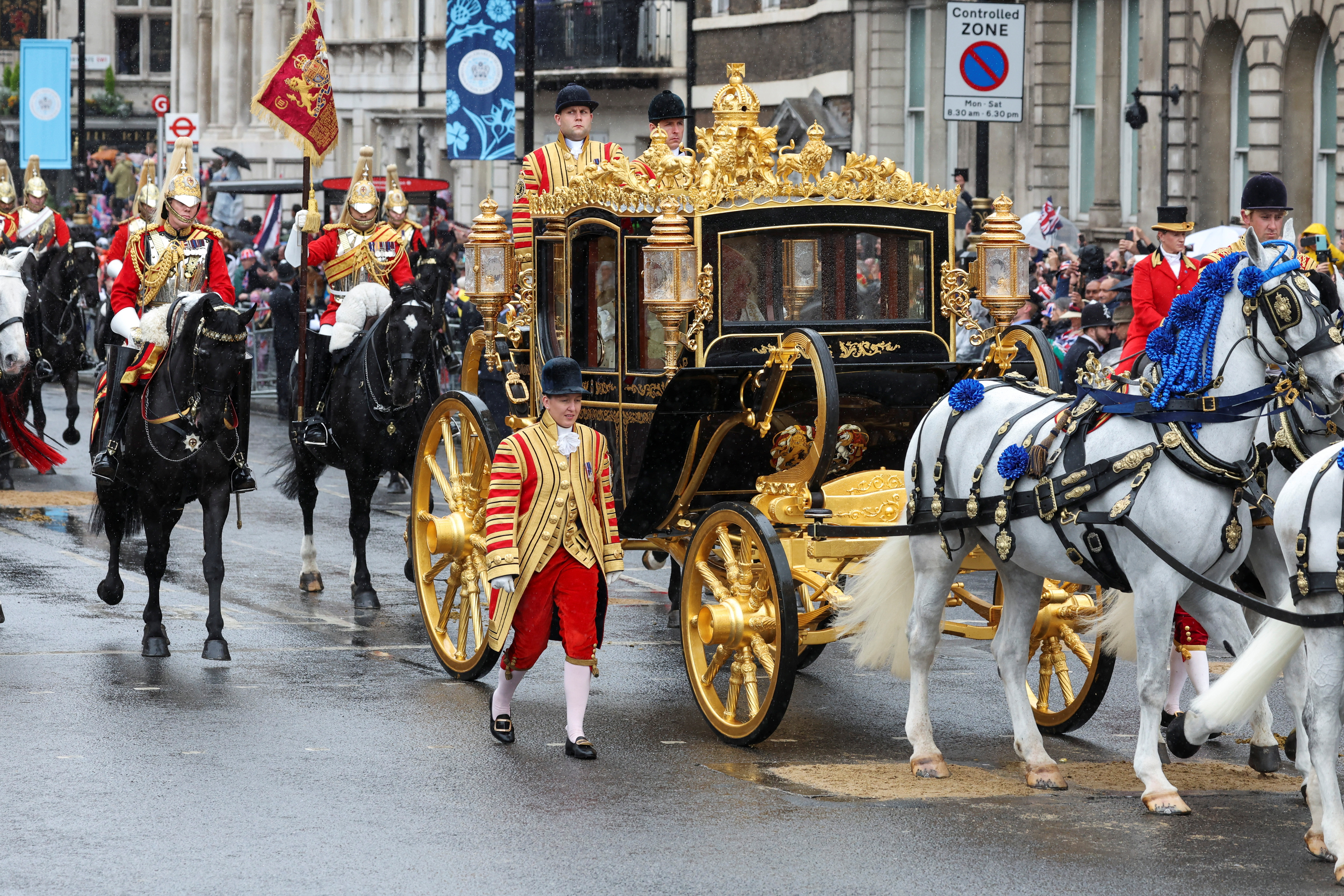 El rey Carlos de Inglaterra y la reina Camilla se sientan en la carroza de Estado del Jubileo de Diamante frente al Big Ben en Westminster el día de la coronación en Londres, Gran Bretaña, el 6 de mayo de 2023. REUTERS/Marko Djurica