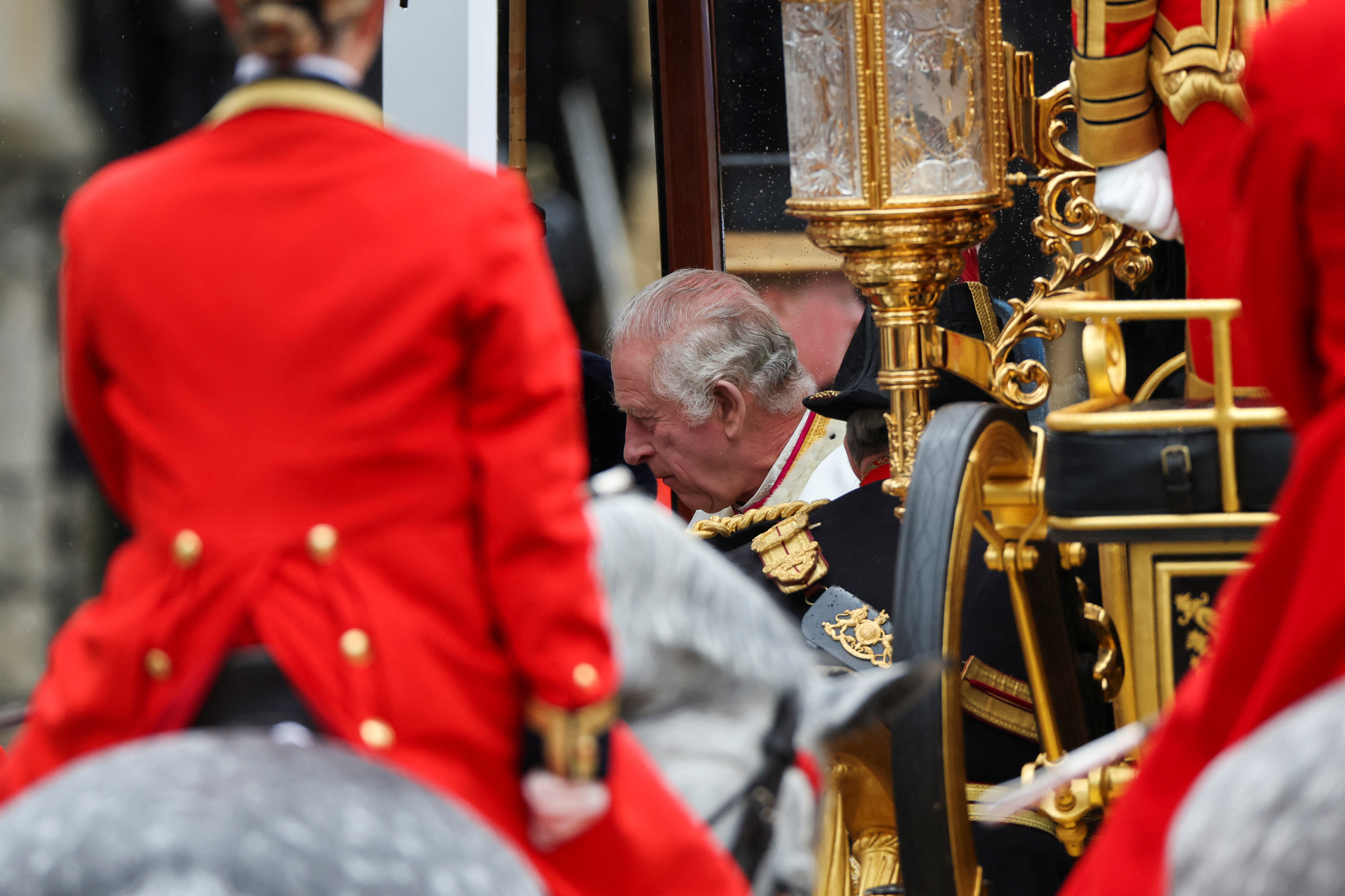 El rey Carlos de Inglaterra llega para asistir a la ceremonia de coronación en la Abadía de Westminster, en Londres, Gran Bretaña, el 6 de mayo de 2023. REUTERS/Henry Nicholls