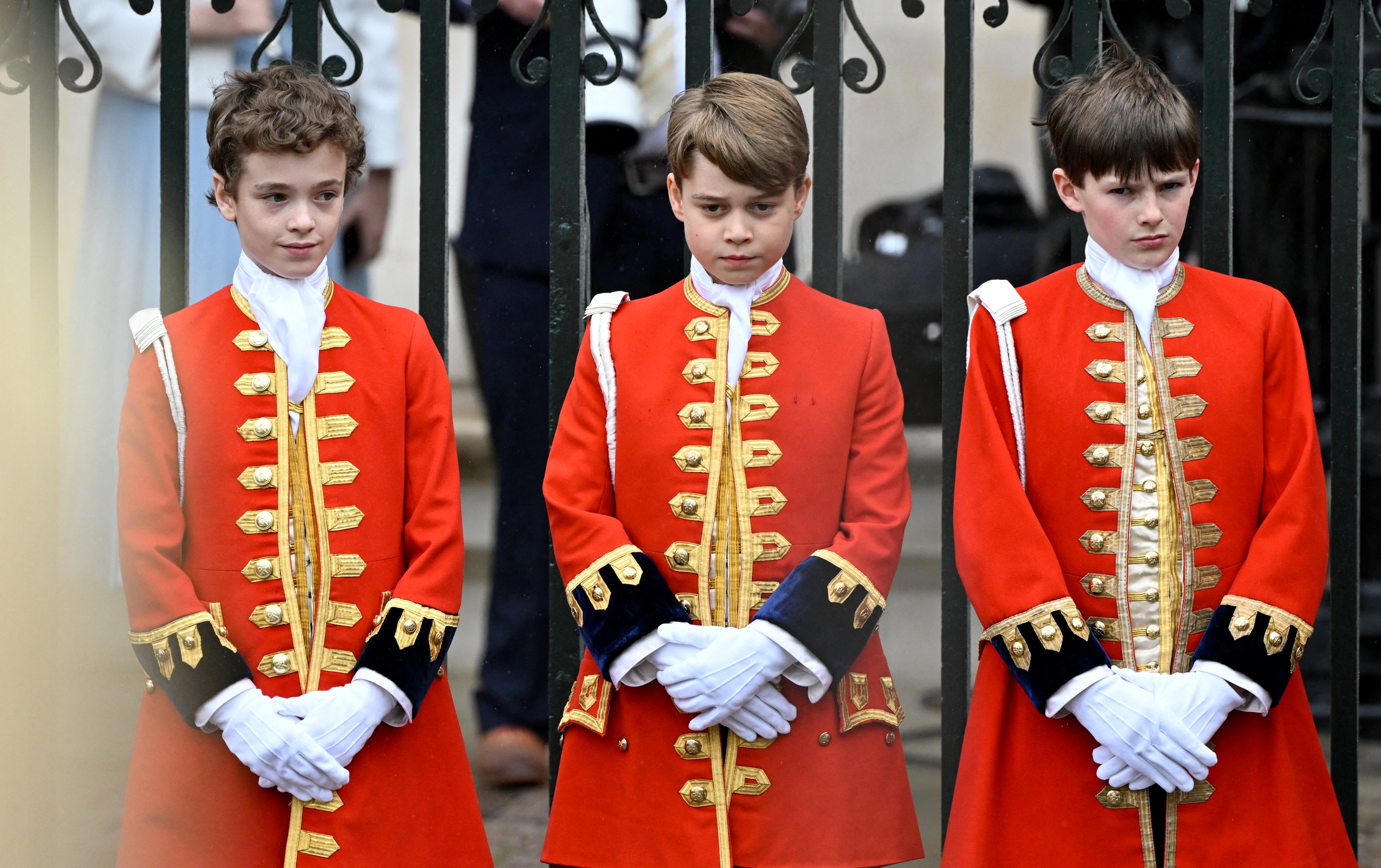El príncipe George de Gales (C) en la Abadía de Westminster, en el centro de Londres, el 6 de mayo de 2023, antes de la coronación del rey Carlos III y la reina consorte Camilla. (Foto de TOBY MELVILLE / POOL / AFP)