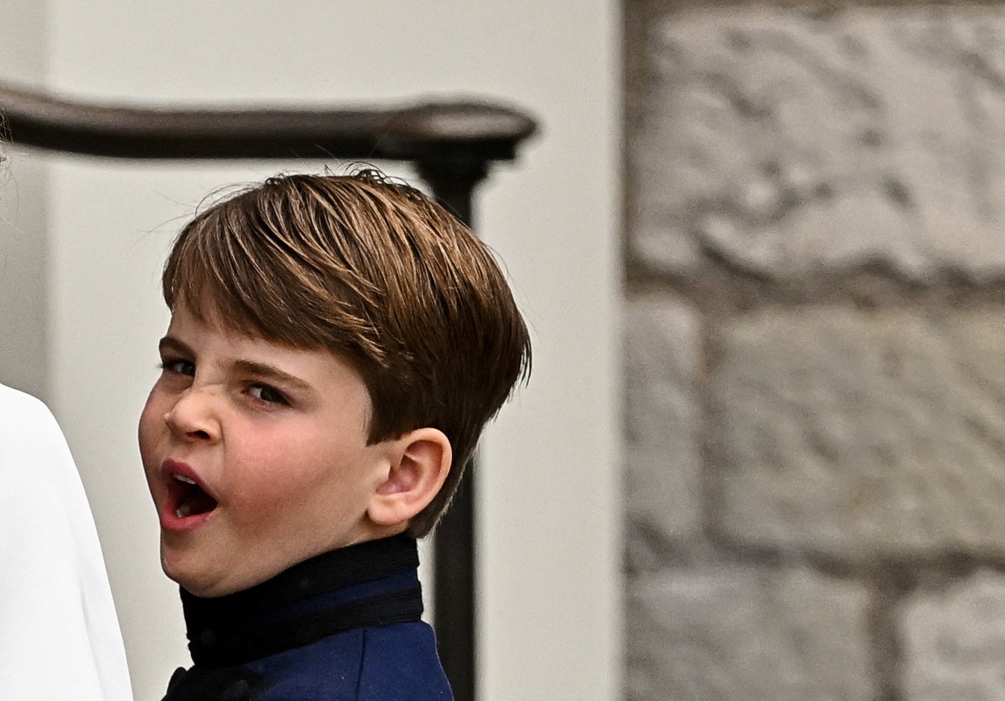 El príncipe Louis de Gran Bretaña bosteza a su llegada a la Abadía de Westminster para la ceremonia de coronación del rey Carlos, en Londres, Gran Bretaña 6 de mayo 2023. REUTERS/Dylan Martinez