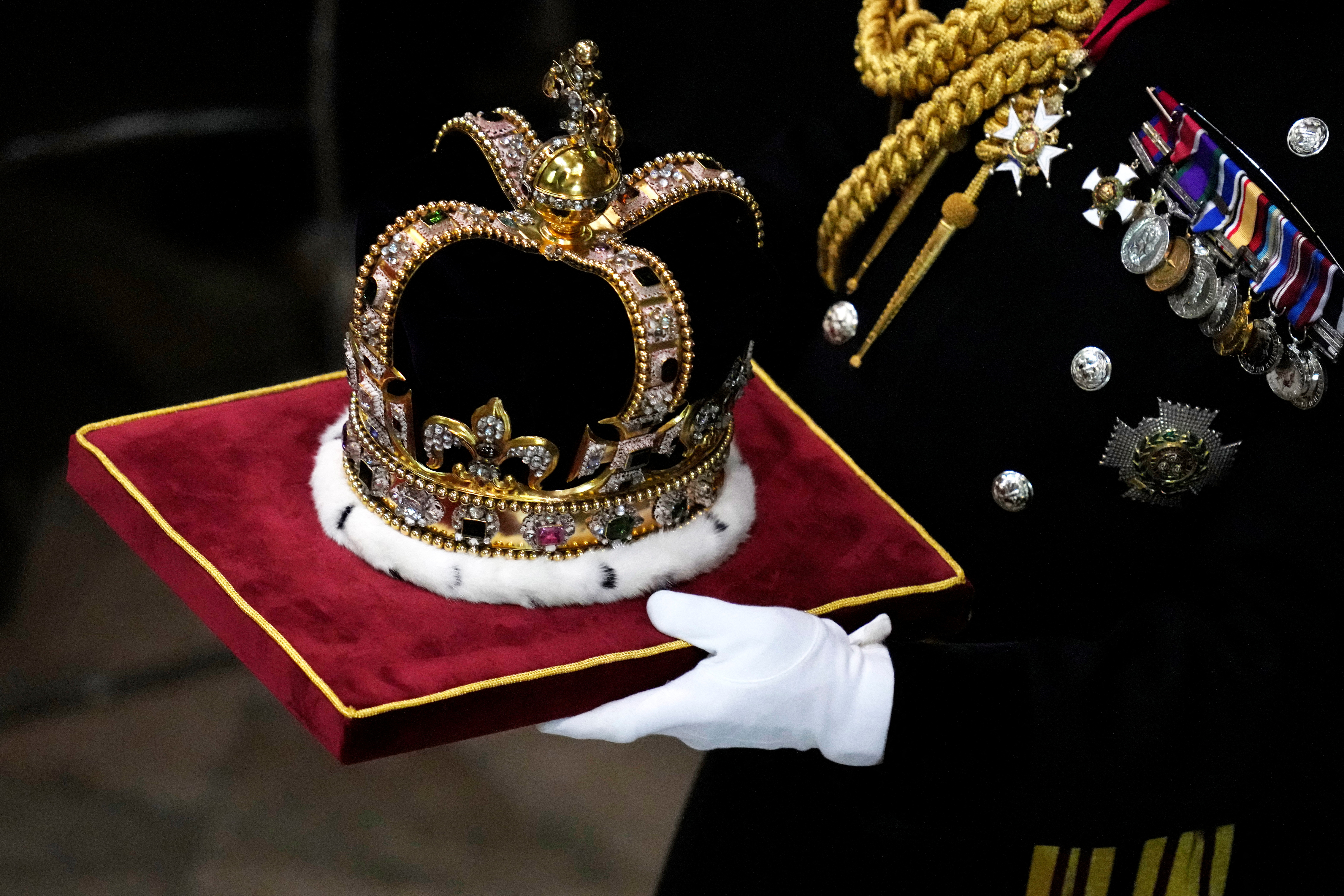 La Corona de San Eduardo es llevada durante la ceremonia de coronación del rey Carlos III de Gran Bretaña en la Abadía de Westminster en Londres el sábado 6 de mayo de 2023. Kirsty Wigglesworth/Pool vía REUTERS