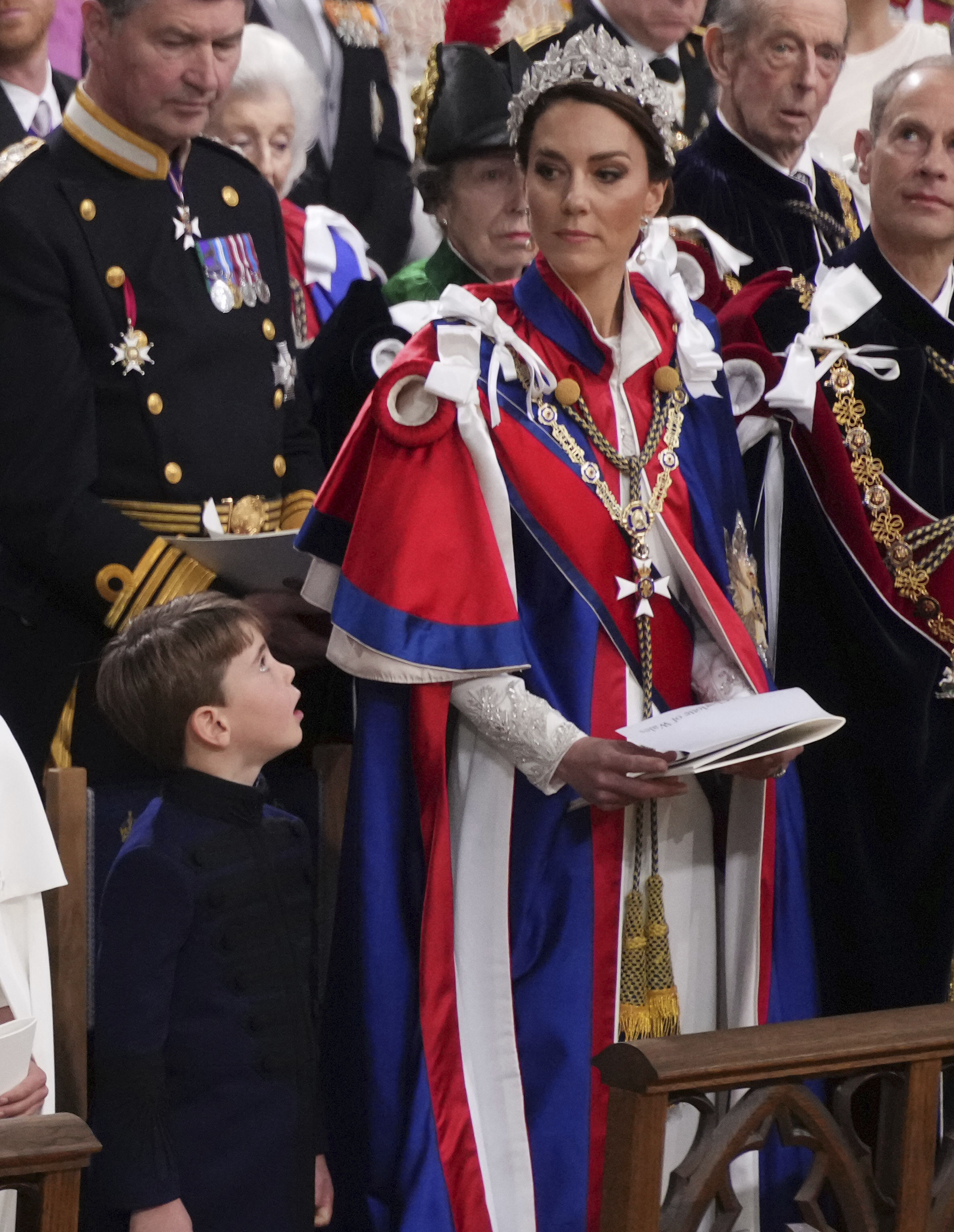 El príncipe Louis y Kate, la princesa de Gales, durante la ceremonia de coronación del rey Carlos III y Camilla, la reina consorte, en la Abadía de Westminster, en Londres, el sábado 6 de mayo de 2023. (Victoria Jones/Pool vía AP)
