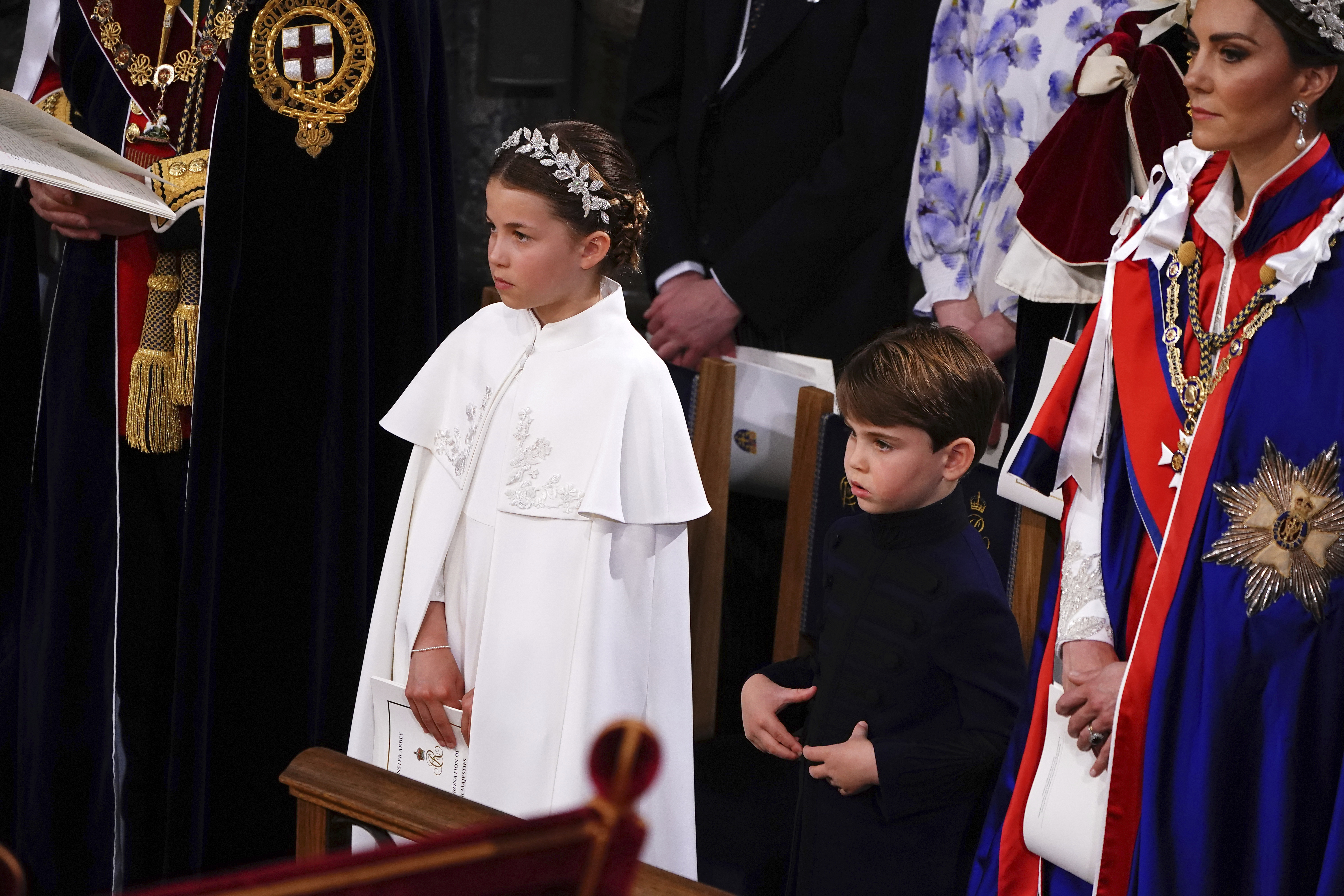 De izquierda a derecha, la princesa Charlotte, el príncipe Louis y Kate, princesa de Gales, en la ceremonia de coronación del rey Carlos III en la abadía de Westminster, Londres, el sábado 6 de mayo de 2023. (Yui Mok, Pool vía AP)