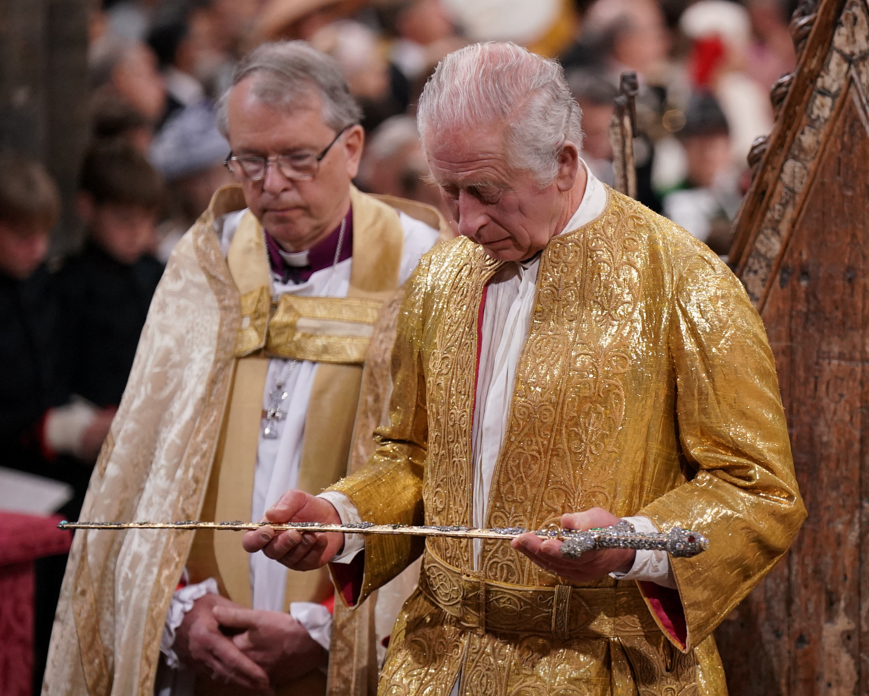 El Rey Carlos III sosteniendo la Espada de Estado durante su ceremonia de coronación en la Abadía de Westminster, Londres. Fecha de la imagen: sábado 6 de mayo de 2023. Victoria Jones/Pool vía REUTERS