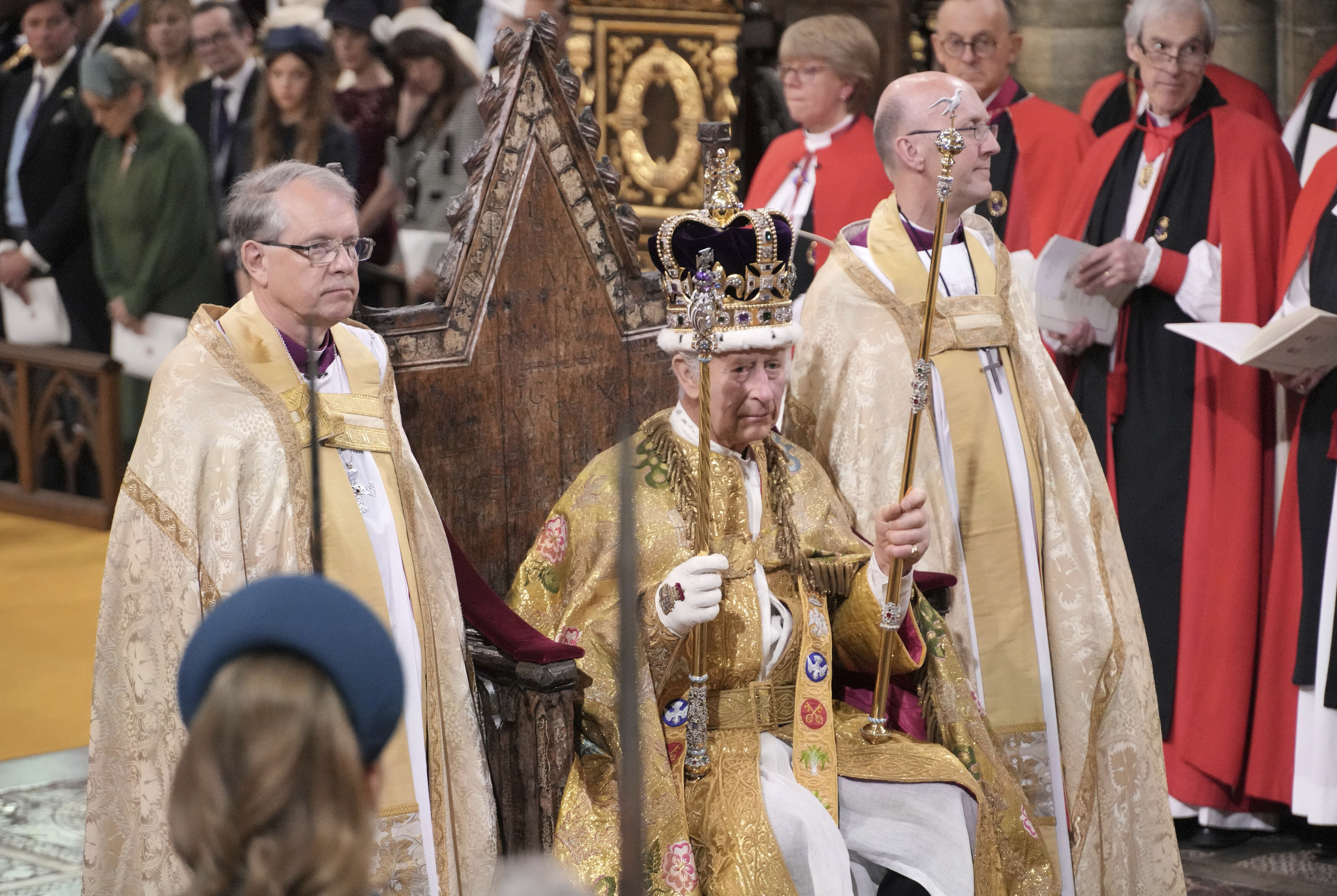 El Rey Carlos III sentado mientras es coronado con la Corona de San Eduardo por el Arzobispo de Canterbury, el Reverendísimo Justin Welby, durante la ceremonia de coronación en la Abadía de Westminster, Londres, el sábado 6 de mayo de 2023. (Jonathan Brady/Pool Photo vía AP)