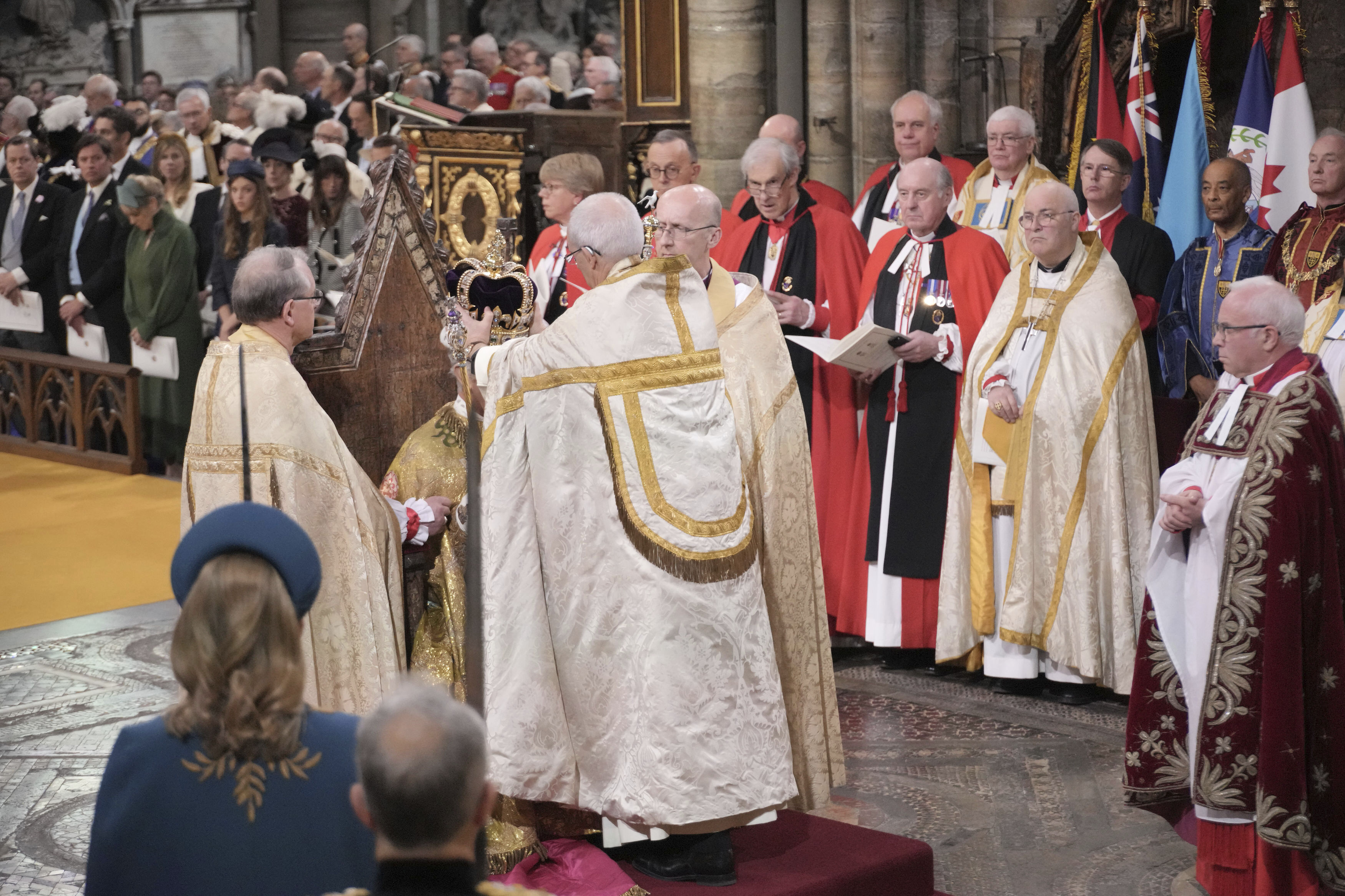El rey Carlos III es coronado con la Corona de San Eduardo por el Arzobispo de Canterbury, el Reverendísimo Justin Welby, durante la ceremonia de coronación en la Abadía de Westminster, Londres, el sábado 6 de mayo de 2023. (Jonathan Brady/Pool Photo vía AP)