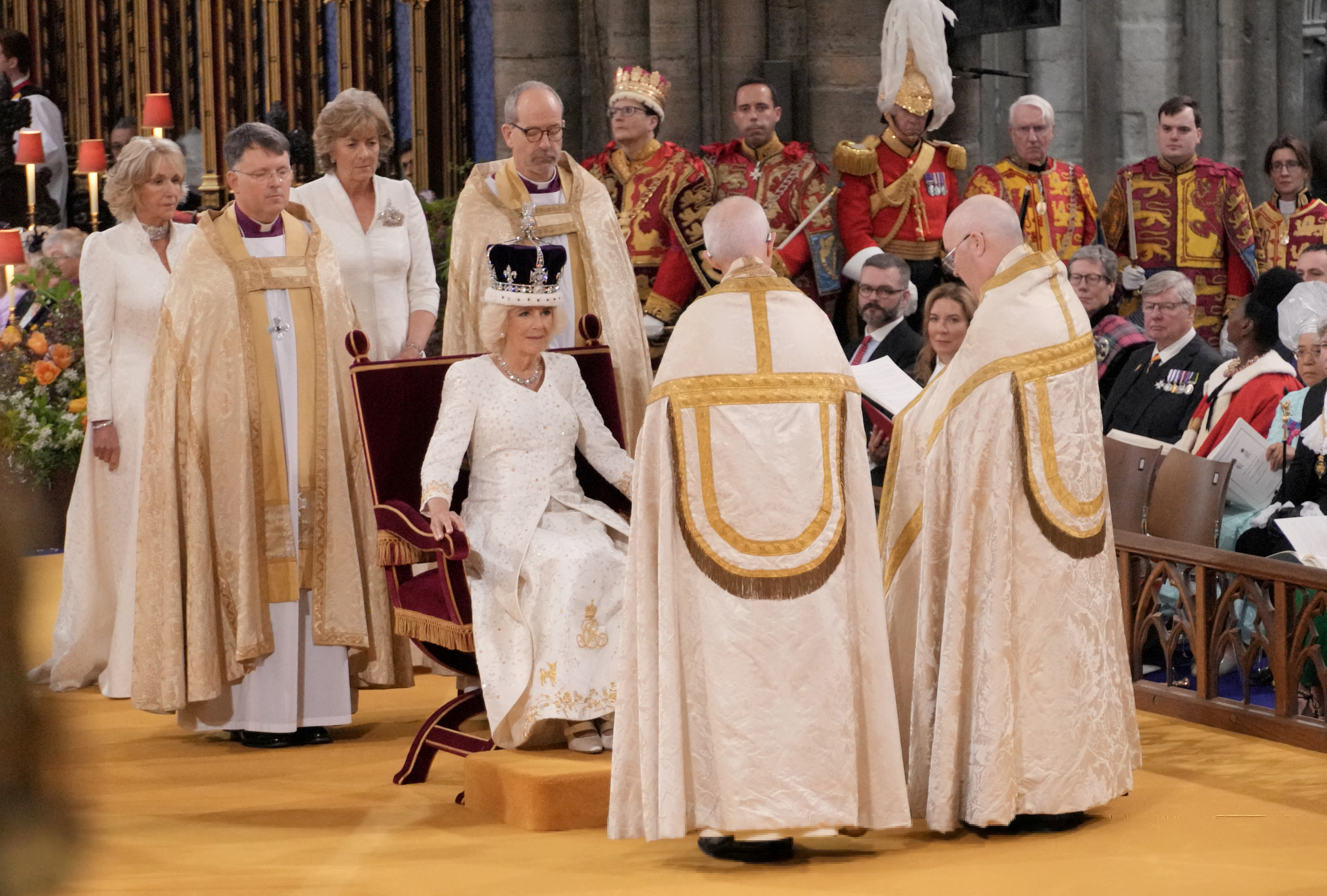 La reina Camilla es coronada con la Corona de la Reina María durante su ceremonia de coronación en la Abadía de Westminster, Londres. Fecha de la imagen: sábado 6 de mayo de 2023. Jonathan Brady/Pool vía REUTERS