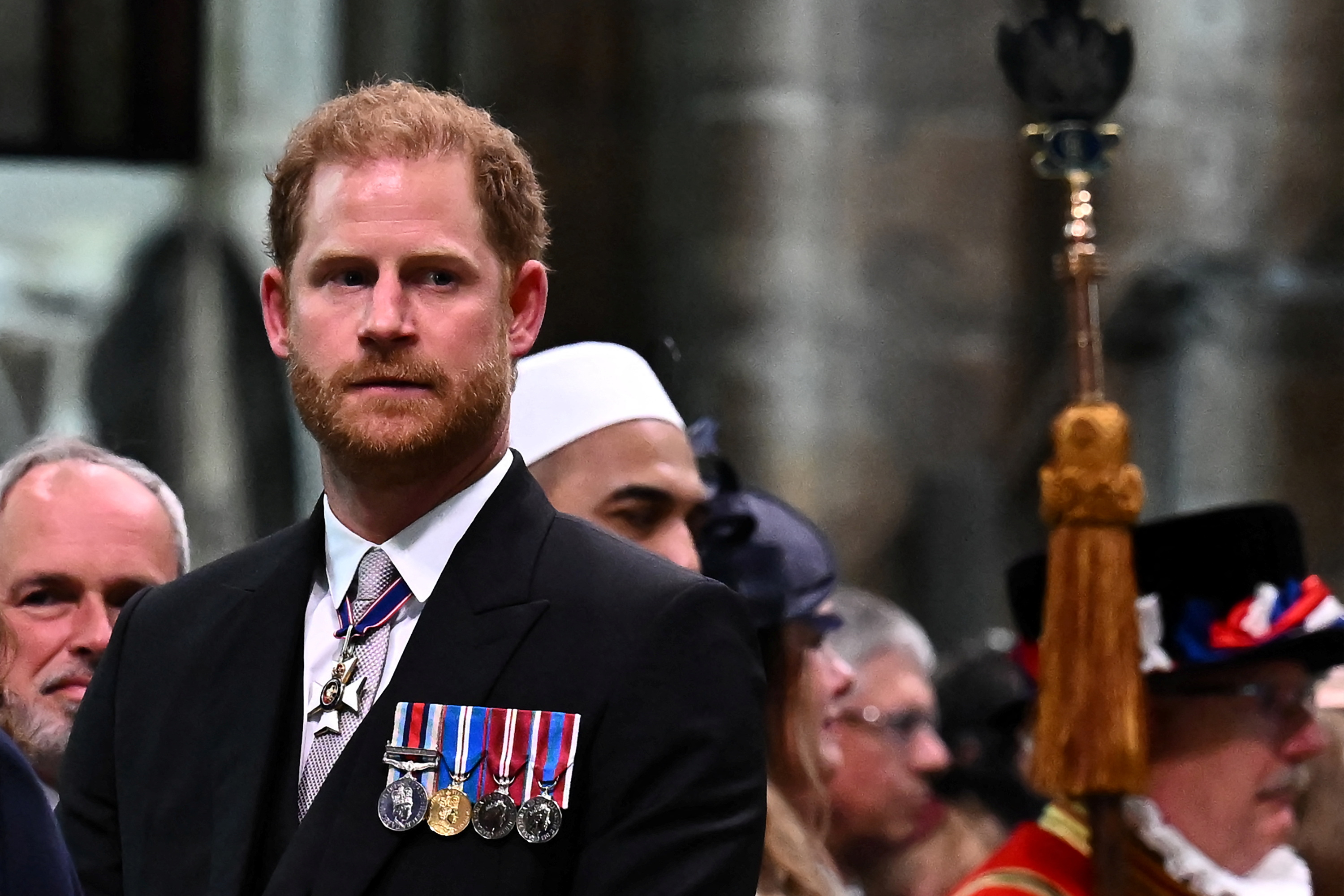El príncipe Harry, duque de Sussex, observa cómo el rey Carlos III abandona la abadía de Westminster tras la ceremonia de coronación en el centro de Londres el 6 de mayo de 2023. BEN STANSALL/Pool vía REUTERS