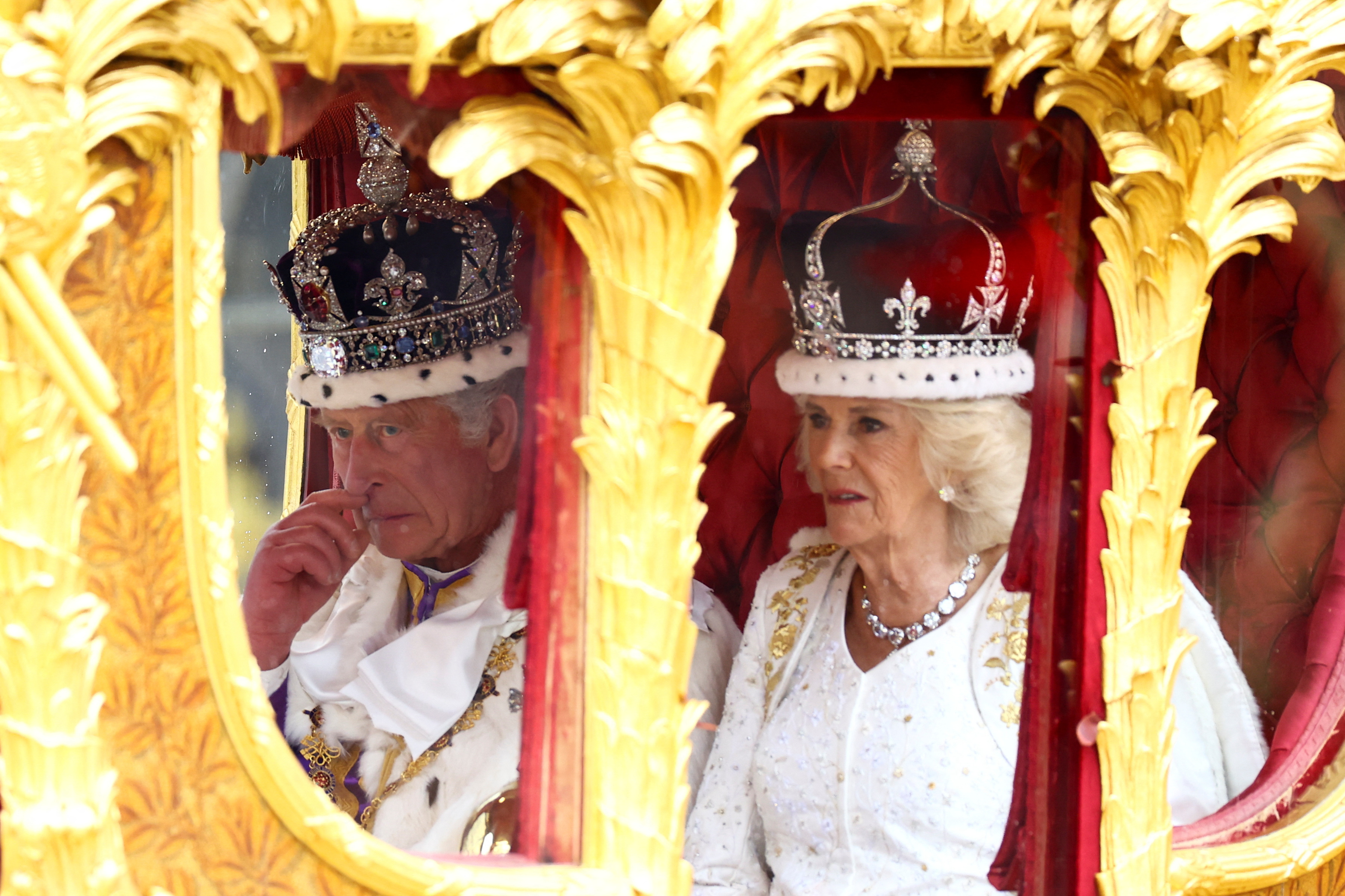 El rey Carlos de Inglaterra y la reina Camilla viajan desde la Abadía de Westminster en el Gold State Coach, tras su ceremonia de coronación, en Londres, Gran Bretaña, el 6 de mayo de 2023. REUTERS/Lisi Niesner