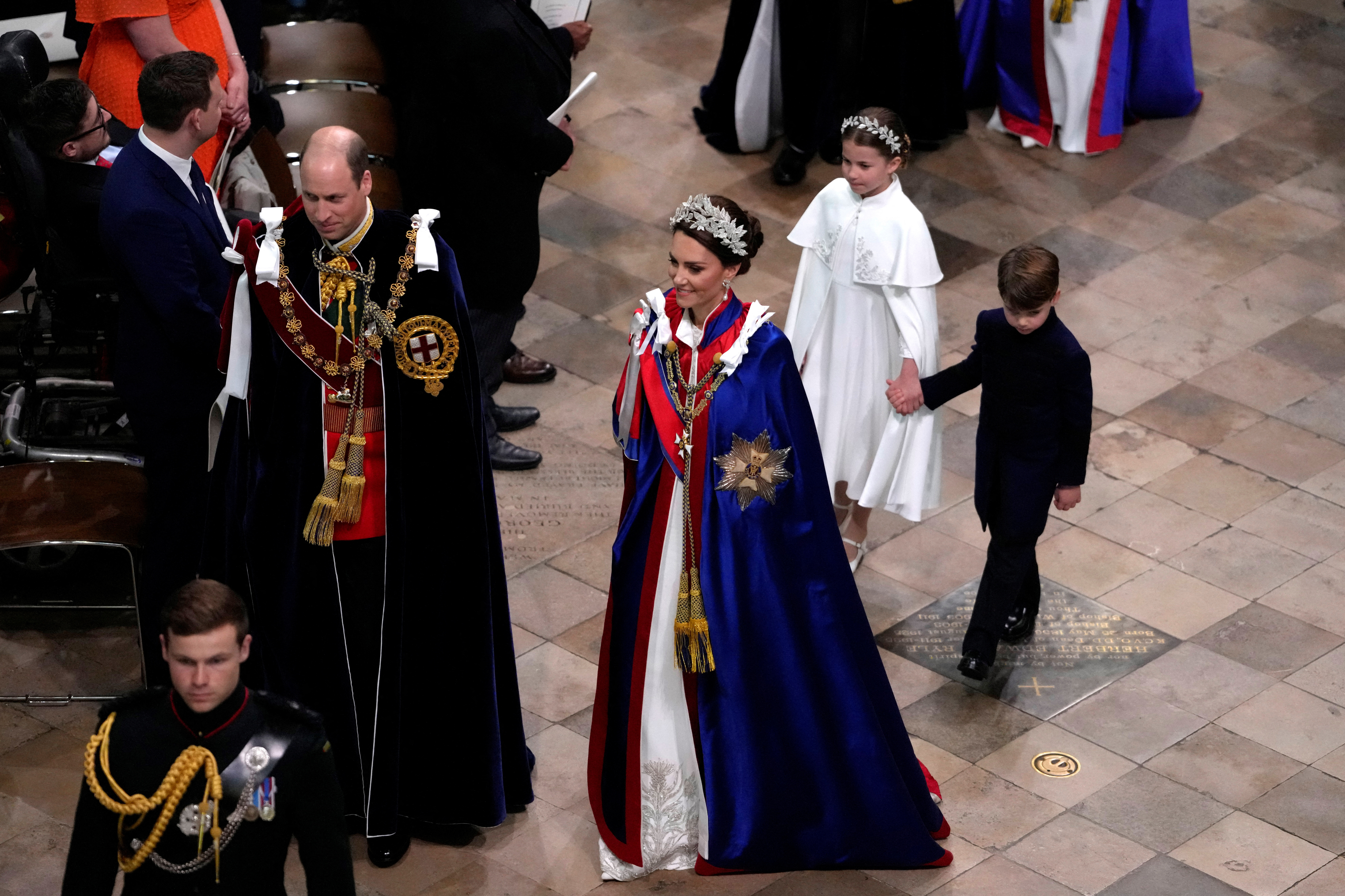 De izquierda a derecha, el príncipe William, Kate, princesa de Gales, la princesa Charlotte y el príncipe Louis durante la ceremonia de coronación del rey Carlos III de Gran Bretaña en la Abadía de Westminster en Londres el sábado 6 de mayo de 2023. Kirsty Wigglesworth/Pool vía REUTERS