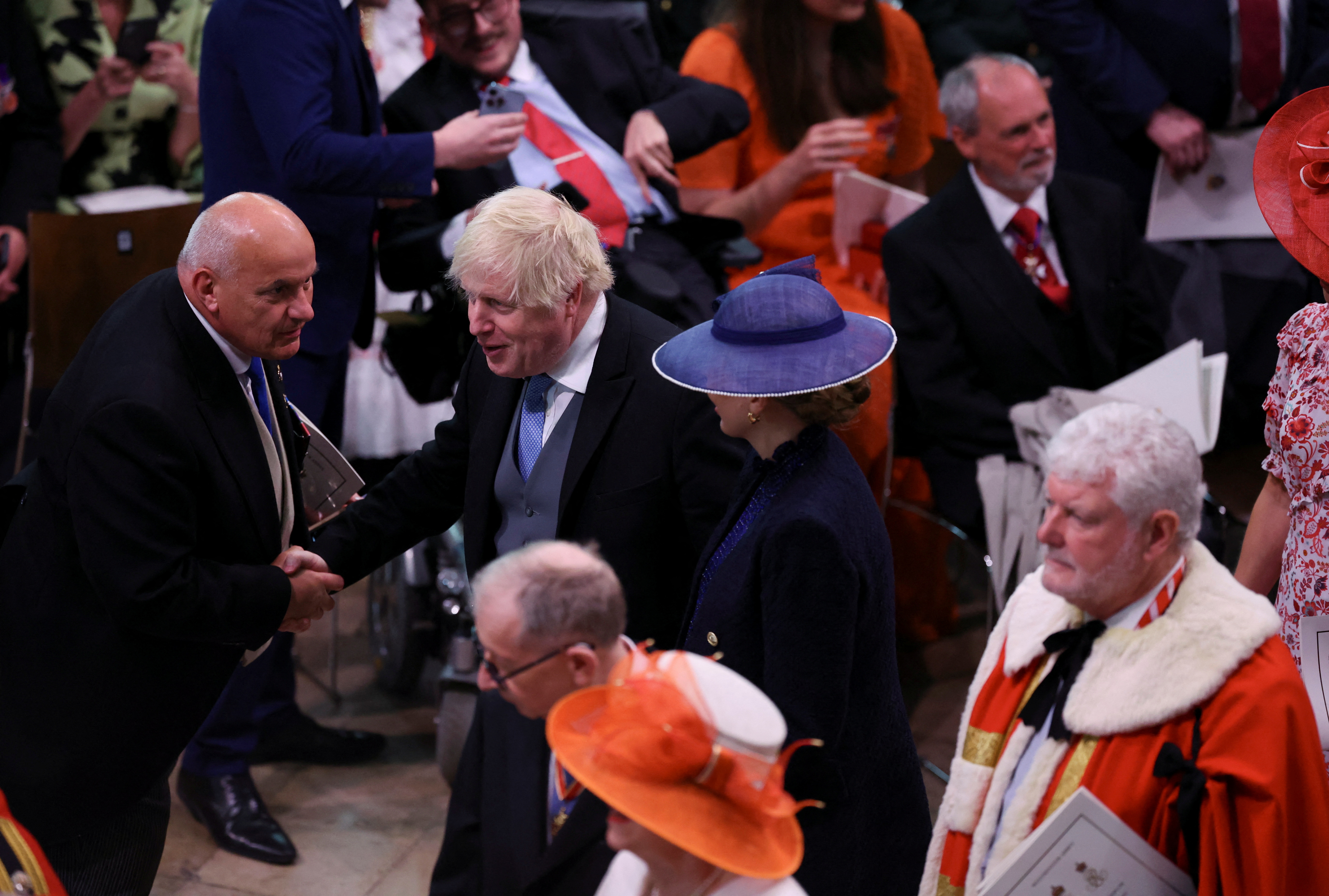 El ex primer ministro Boris Johnson se marcha tras la ceremonia de coronación del rey Carlos de Inglaterra en la Abadía de Westminster, en Londres, Gran Bretaña, el 6 de mayo de 2023. REUTERS/Phil Noble/Pool