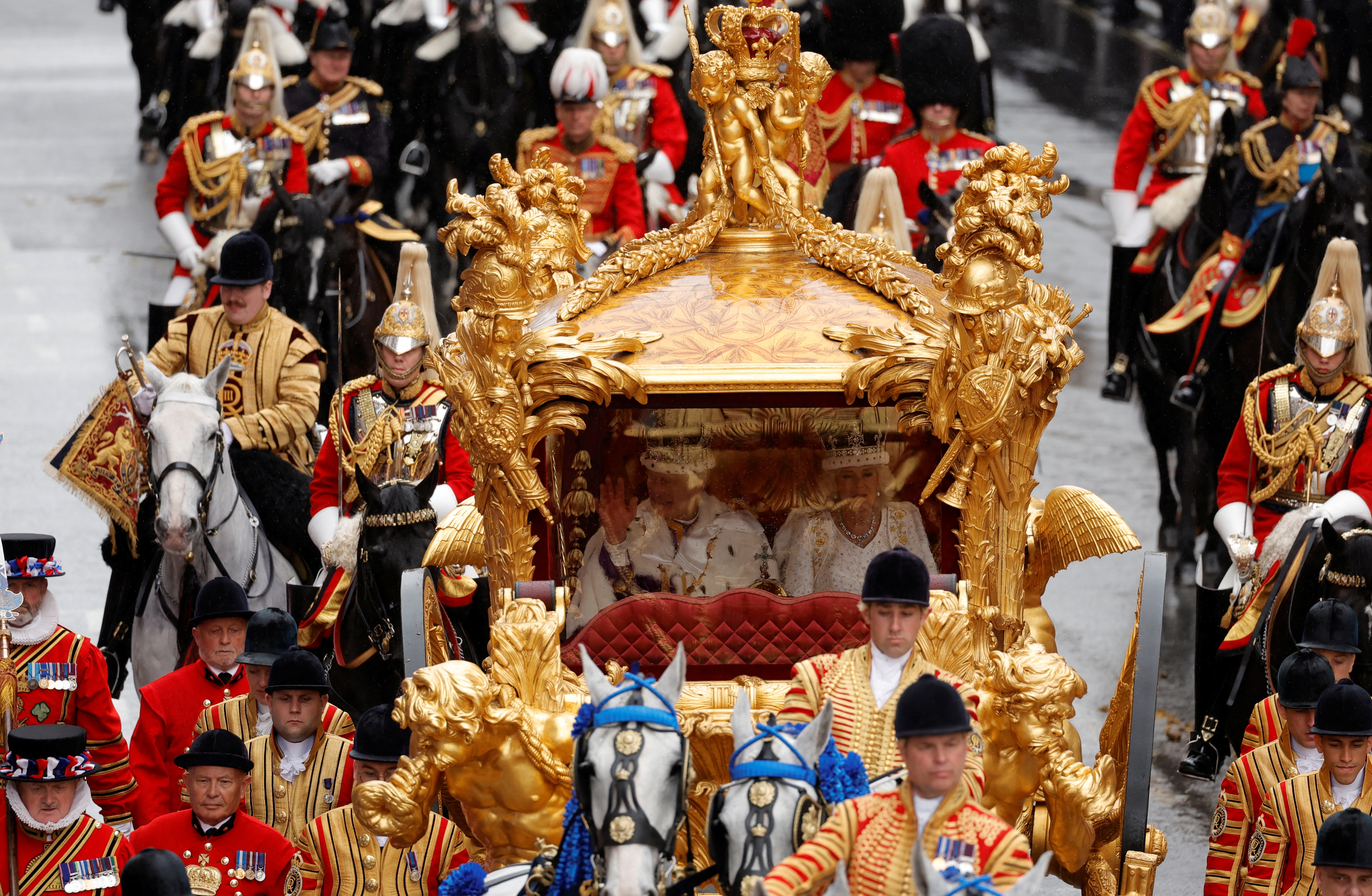 El rey Carlos de Inglaterra y la reina Camilla viajan en el Gold State Coach tras su ceremonia de coronación en Londres, Gran Bretaña, el 6 de mayo de 2023. REUTERS/Piroschka van de Wouw/Pool