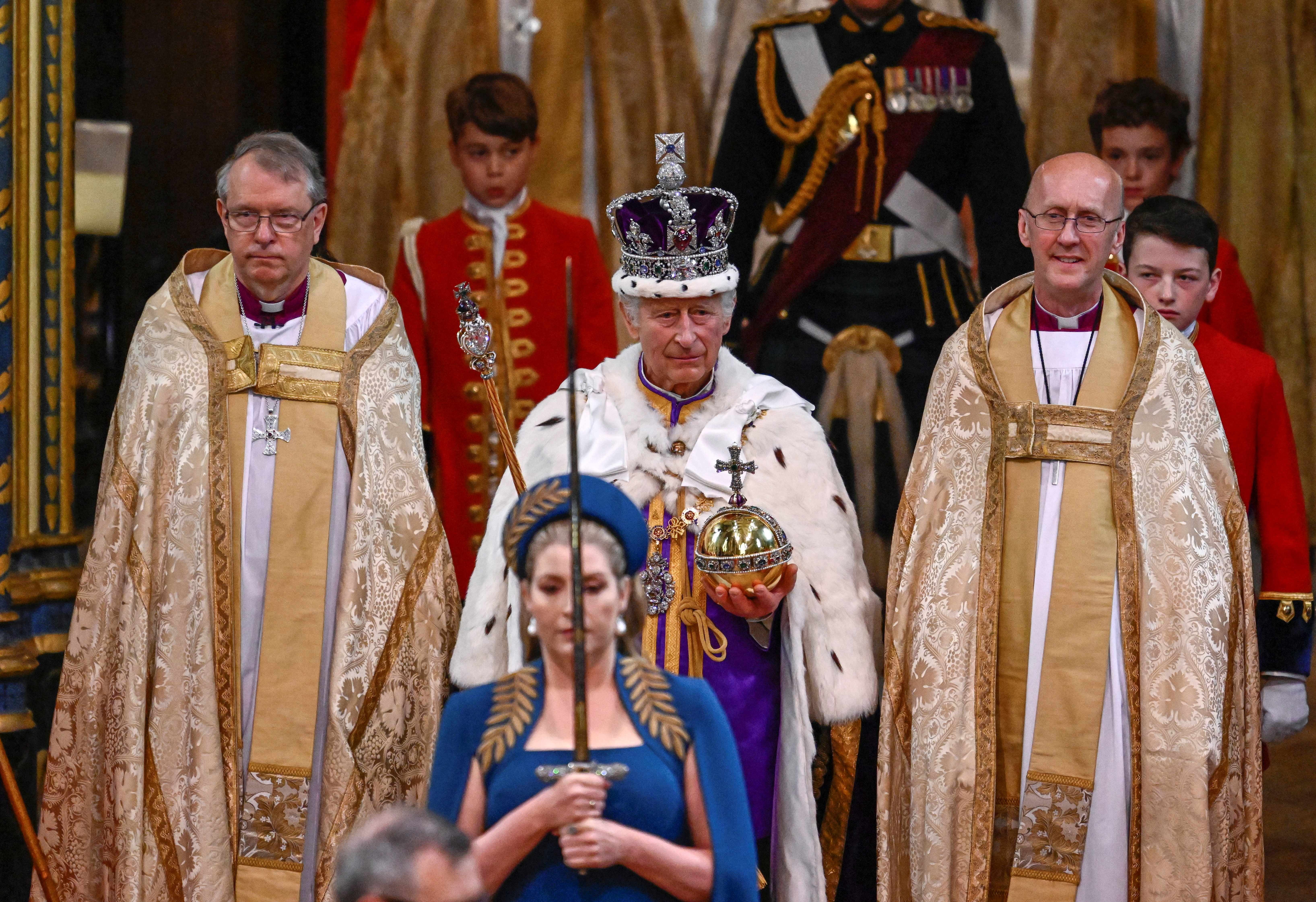 El rey Carlos III sale del servicio de Coronación en la Abadía de Westminster el 06 de mayo de 2023 en Londres, Inglaterra. Gareth Cattermole/Pool vía REUTERS