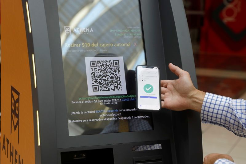 Presentación de un cajero automático bitcoin en San Salvador, El Salvador, el 24 de junio de 2021. (REUTERS/Jose Cabezas)