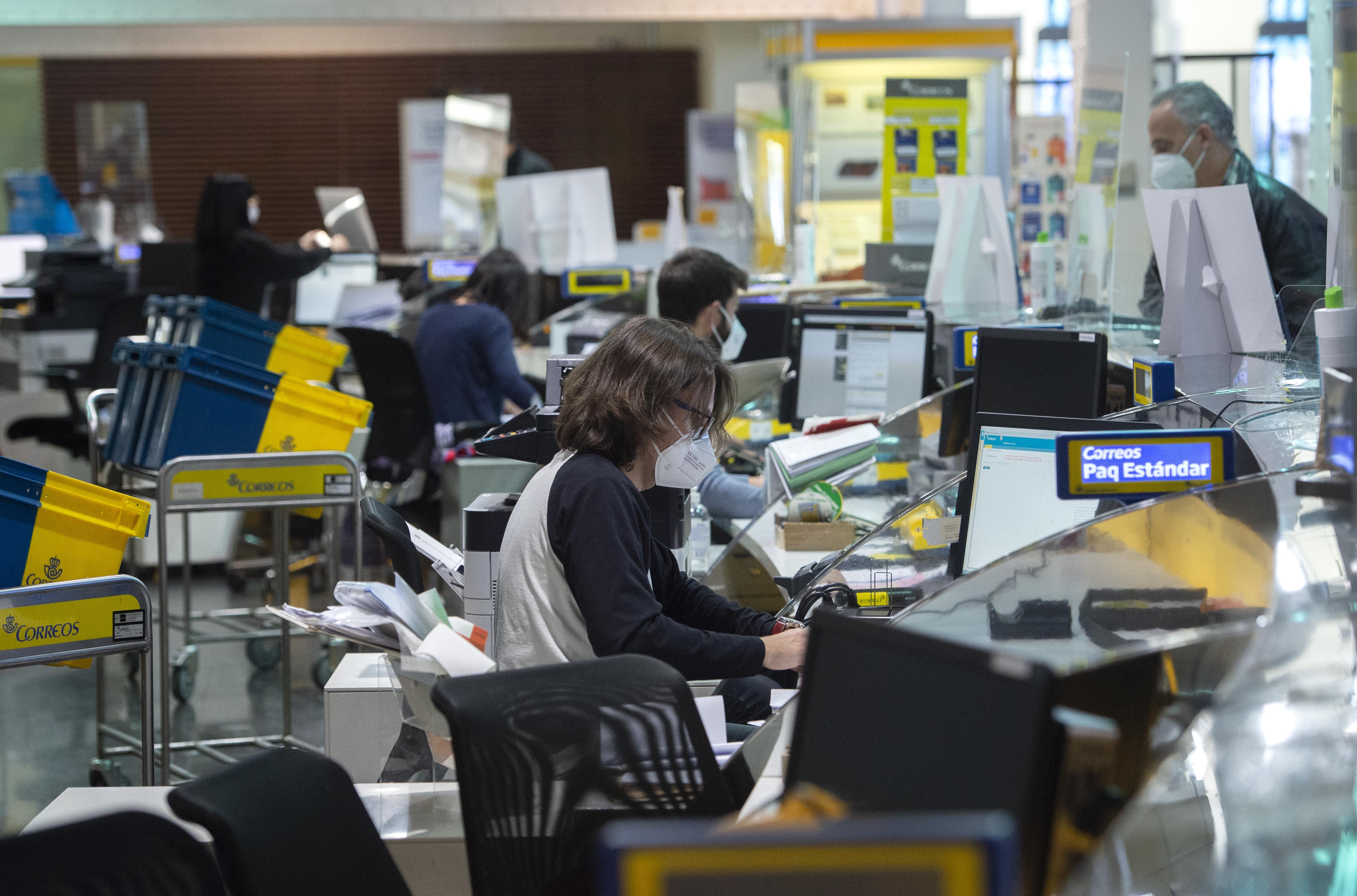 Empleados en la Oficina de Correos de Cibeles, en Madrid (Alberto Ortega / Europa Press).