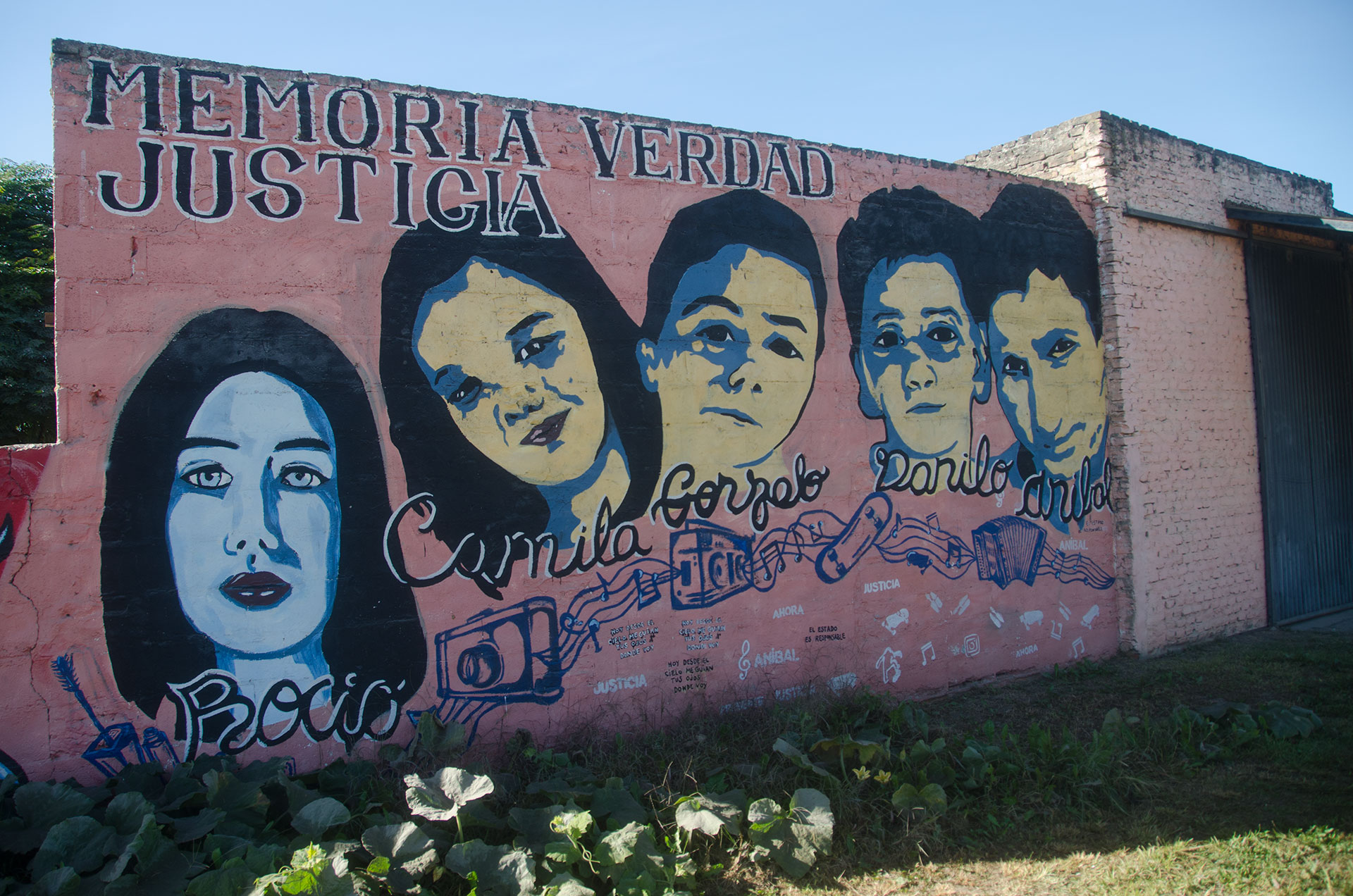 El mural con el rostro de las víctimas en San Miguel del Monte