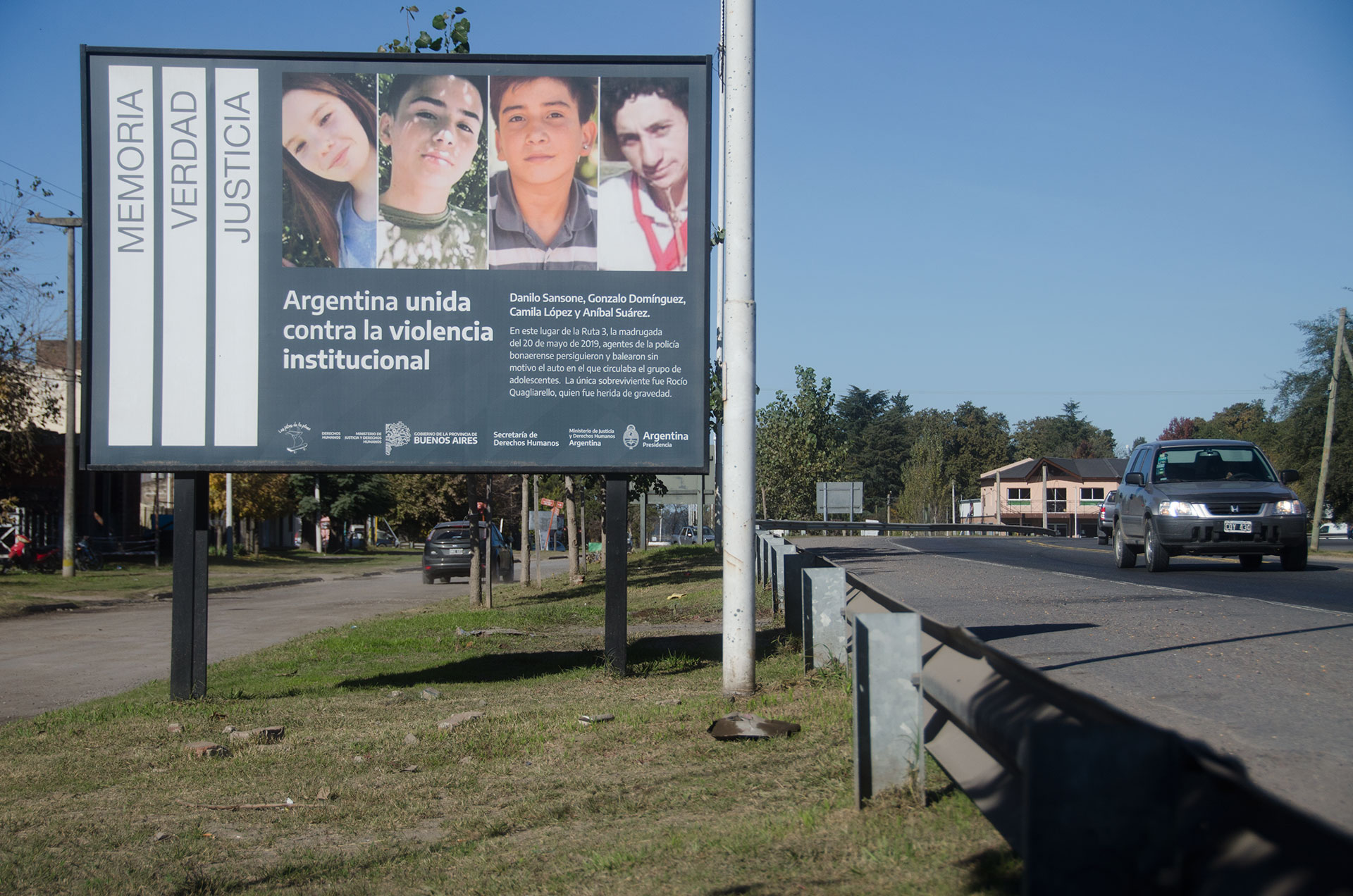 El cartel contra la violencia institucional con las caras de las víctimas de la Masacre de Monte
