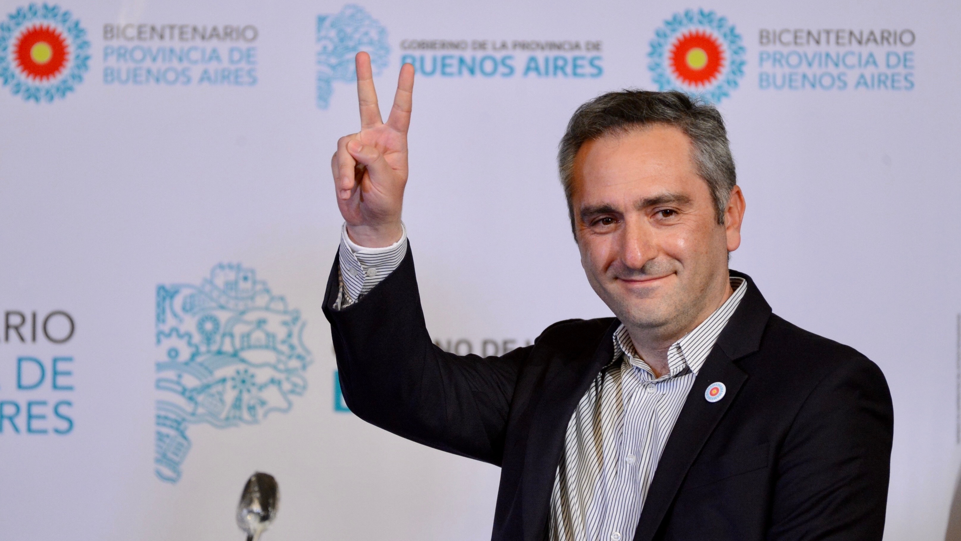 Andrés "Cuervo" Larroque saluda con la V de la victoria, el clásico gesto que identifica al peronismo (Foto:  Aglaplata)