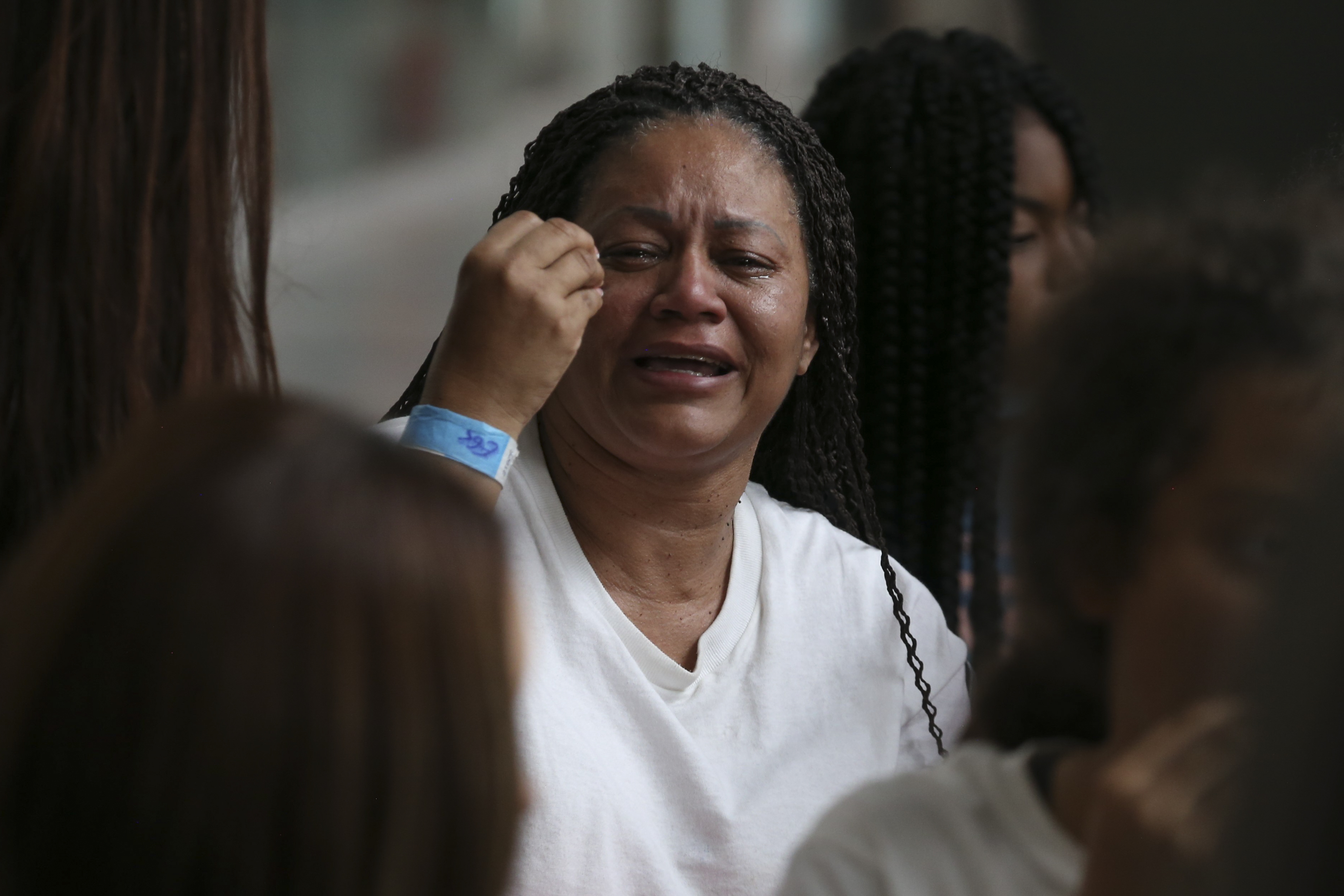 Una migrante colombiana llora después de llegar con otros migrantes colombianos deportados de Estados Unidos al aeropuerto de Bogotá, Colombia, el jueves 11 de mayo de 2023. La autoridad migratoria colombiana dijo que 209 colombianos fueron transportados en un vuelo fletado desde la frontera entre Estados Unidos y México. (Foto AP/John Vizcaíno)