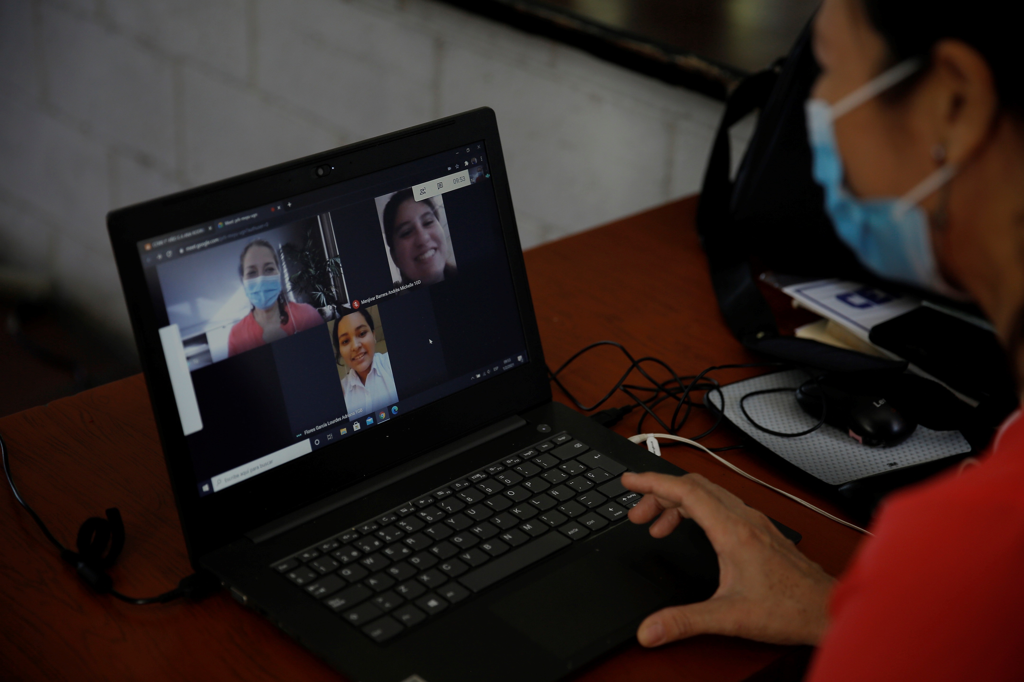 La pandemia marcó el uso masivo de las clases virtuales; sin embargo en Perú esto fue problemático debido a la falta de equipos y red de internet en zonas alejadas del país.  EFE/Rodrigo Sura/Archivo
