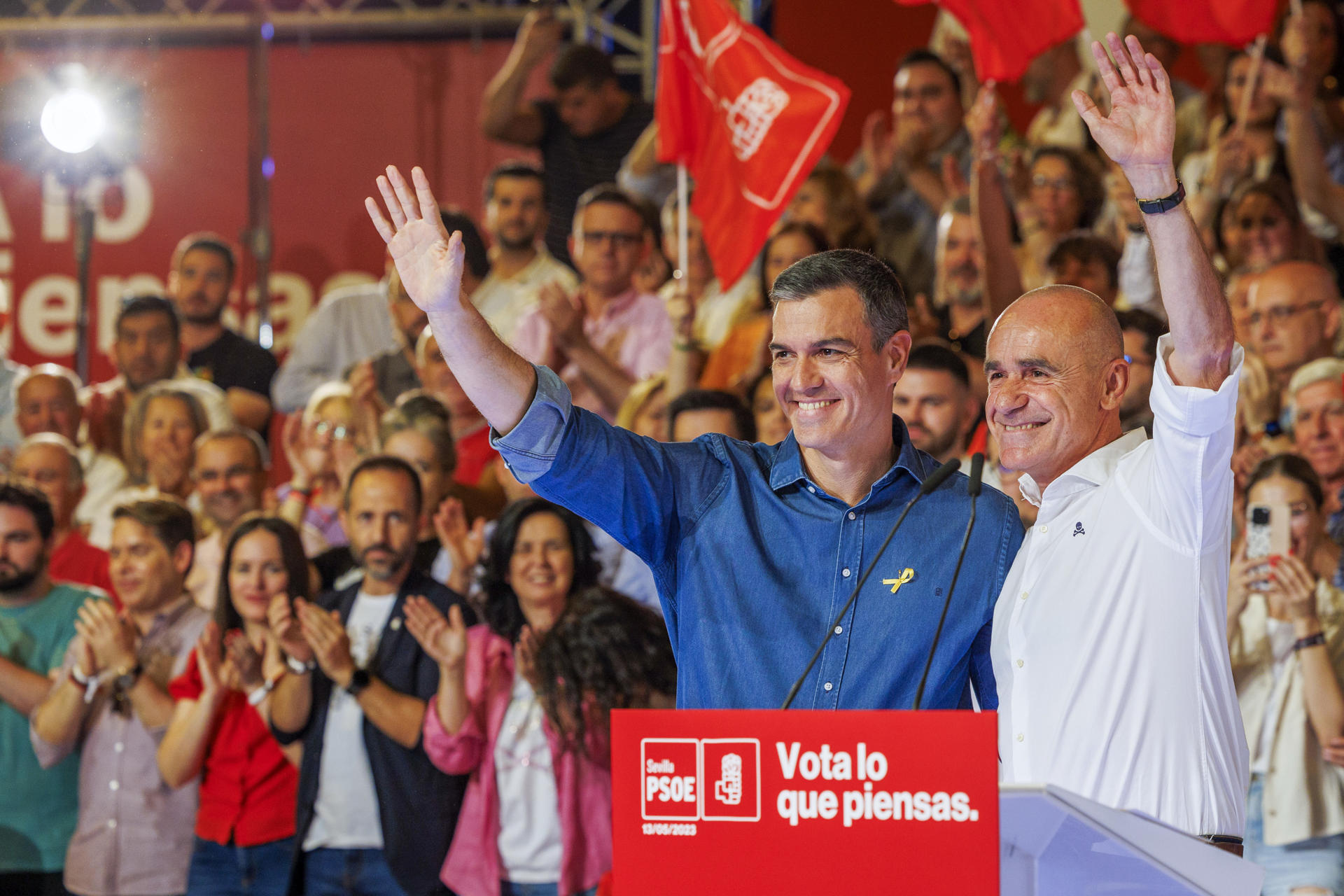 Pedro Sánchez y el candidato socialista a la reelección, Antonio Muñoz (d), durante el acto de campaña para las elecciones municipales en la capital andaluza. (EFE/ Julio Muñoz)