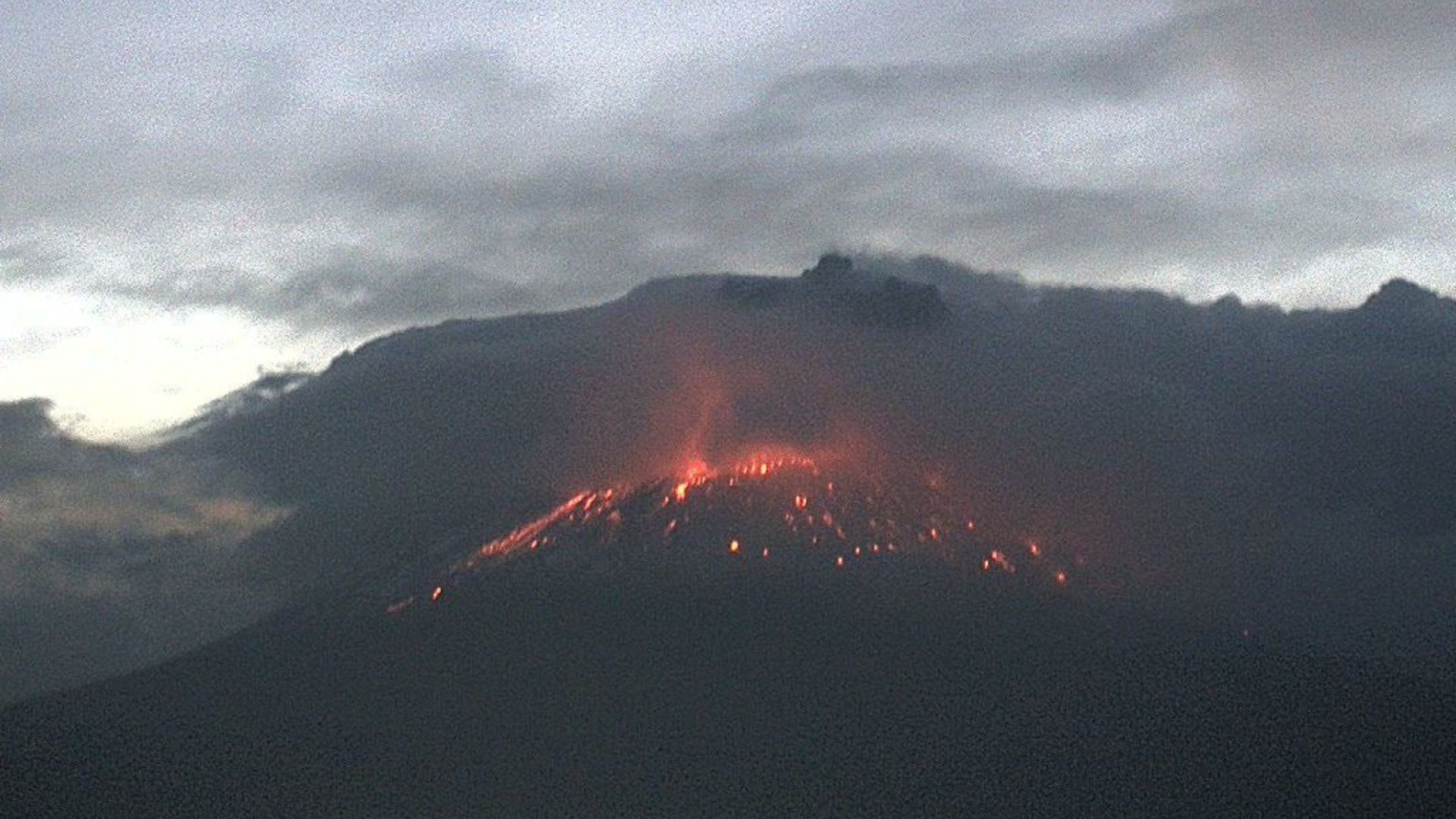 El volcán Popocatépetl tuvo una nueva explosión y arrojó material incandescente (Twitter/ @SkyAlertMx)