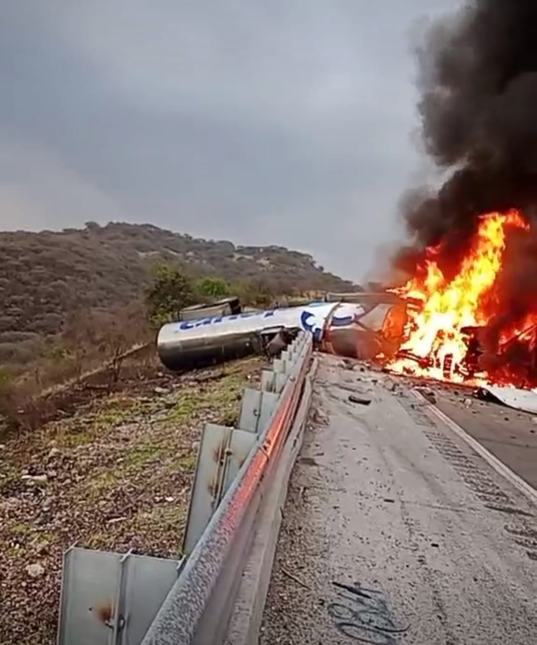 La vialidad en la México - Querétaro se vio afectada por el accidente (Twitter/ @Lugoalaire)