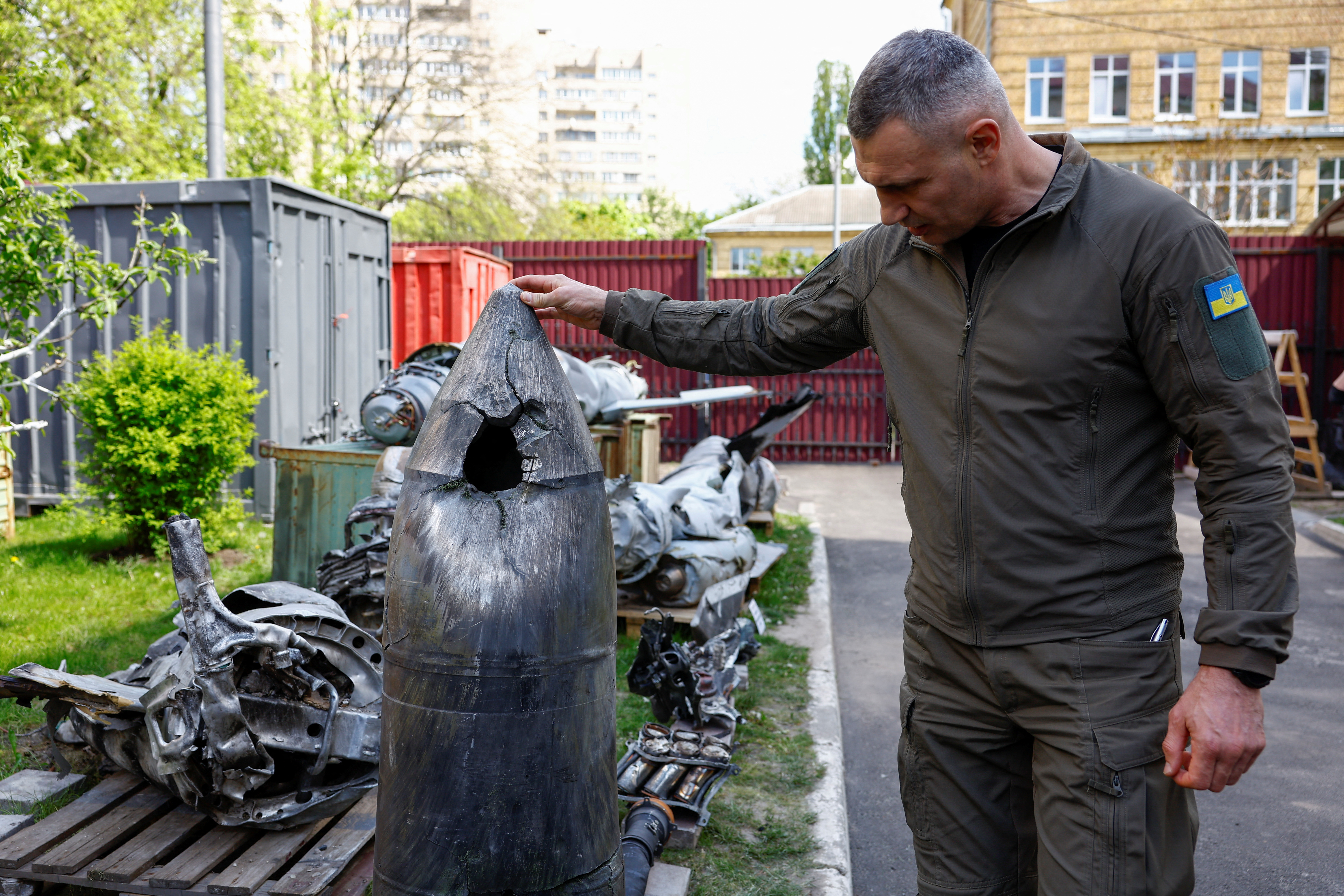 El alcalde de Kiev, Vitalii Klitschko, muestra una ojiva de misiles hipersónicos rusos Kh-47 Kinzhal, derribada por una unidad de defensa aérea ucraniana en medio del ataque de Rusia a Ucrania, en un recinto del Instituto de Investigación Científica en Kiev, Ucrania, el 12 de mayo de 2023. REUTERS/Valentyn Ogirenko