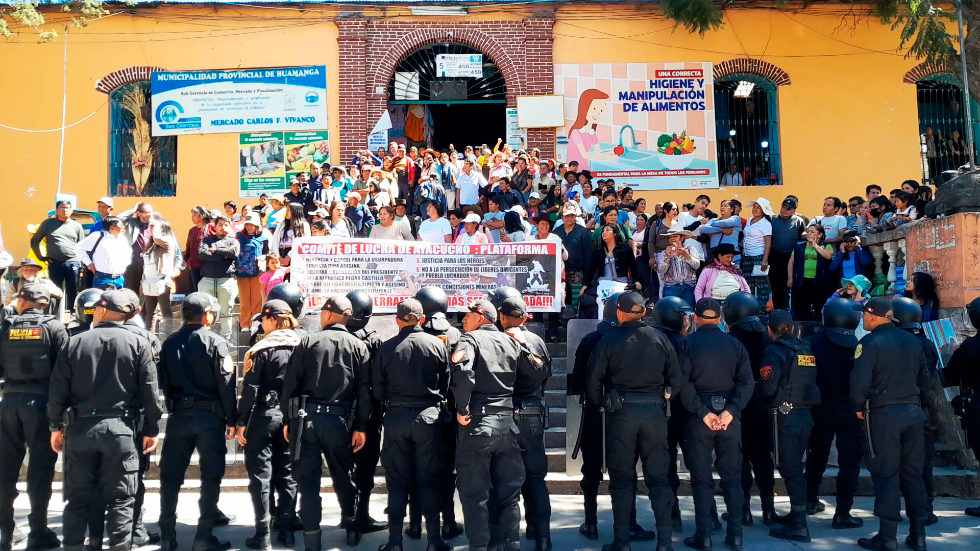 Manifestantes llegaron a la comisaría de Ayacucho para expresar su rechazo al ministro del Interior, Vicente Romero.